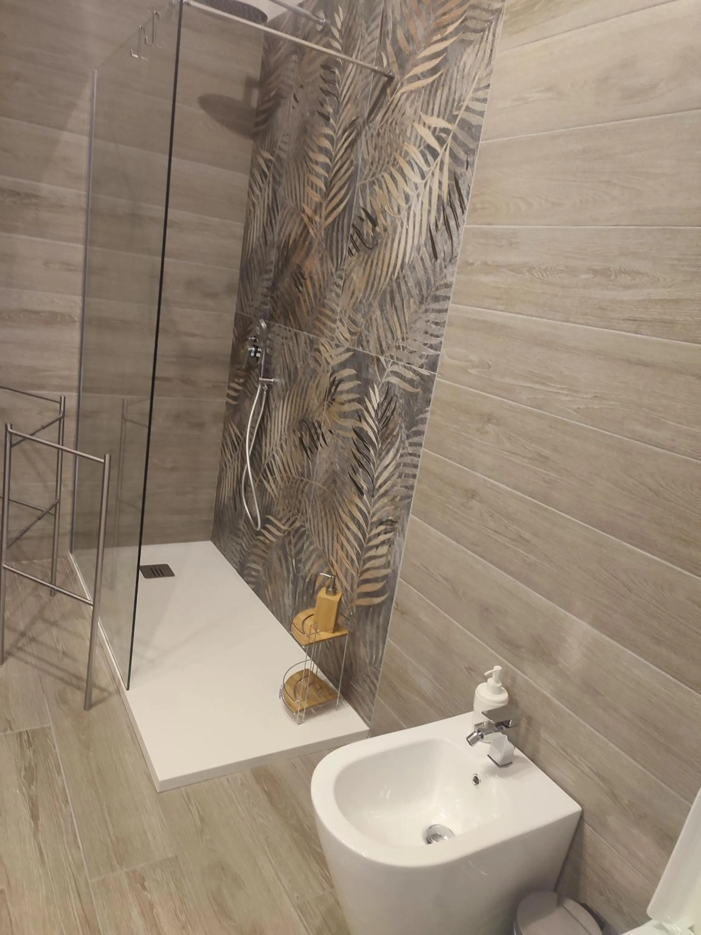 Shower in Leonardo Rome Holidays