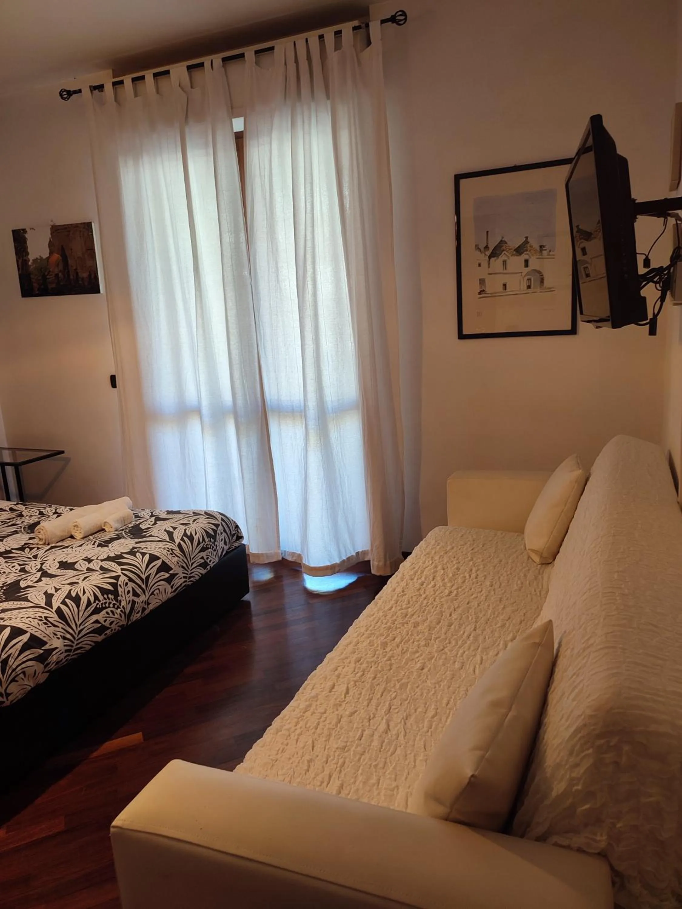 Photo of the whole room, Bed in Leonardo Rome Holidays