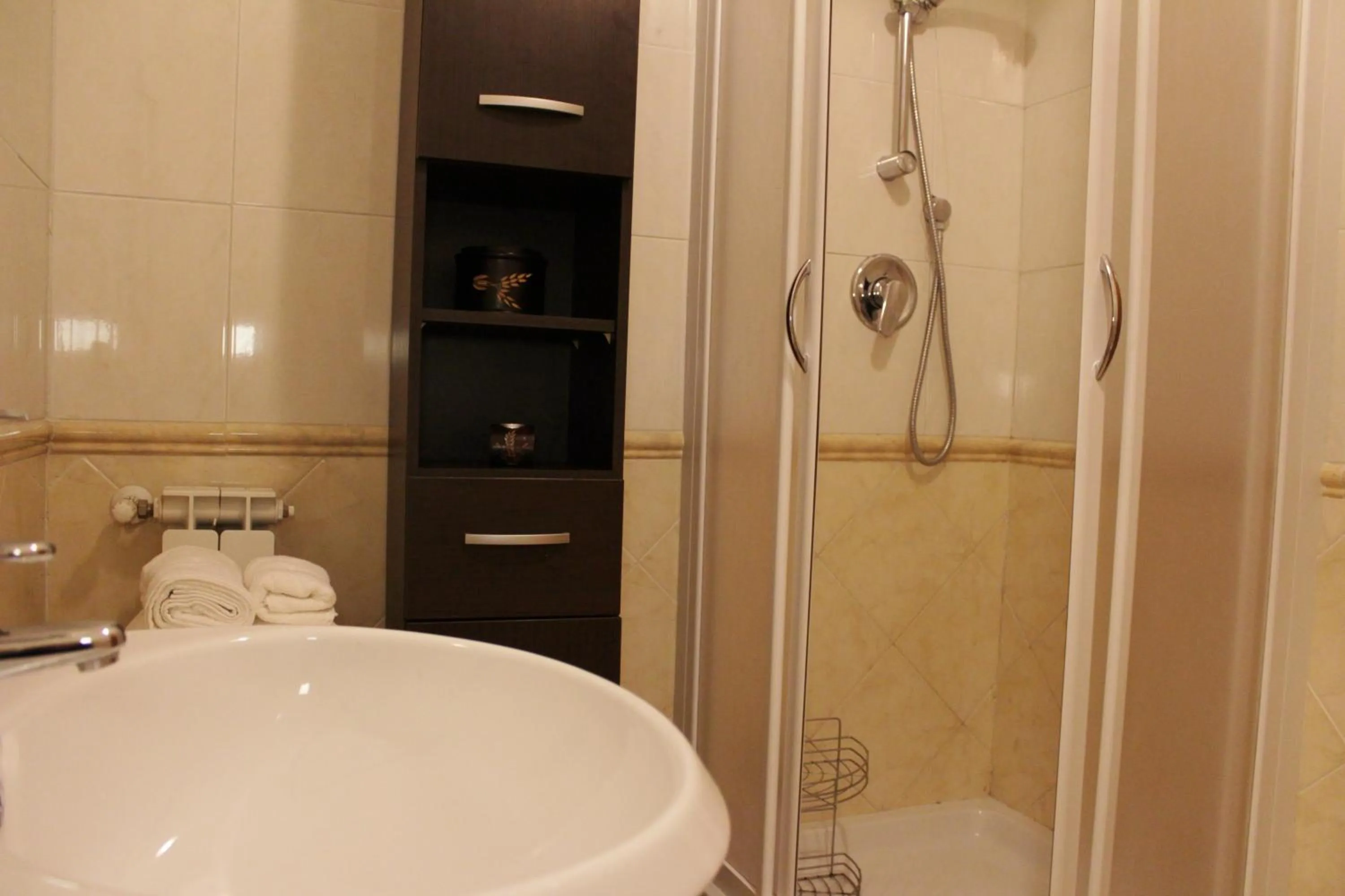 Bathroom in Leonardo Rome Holidays