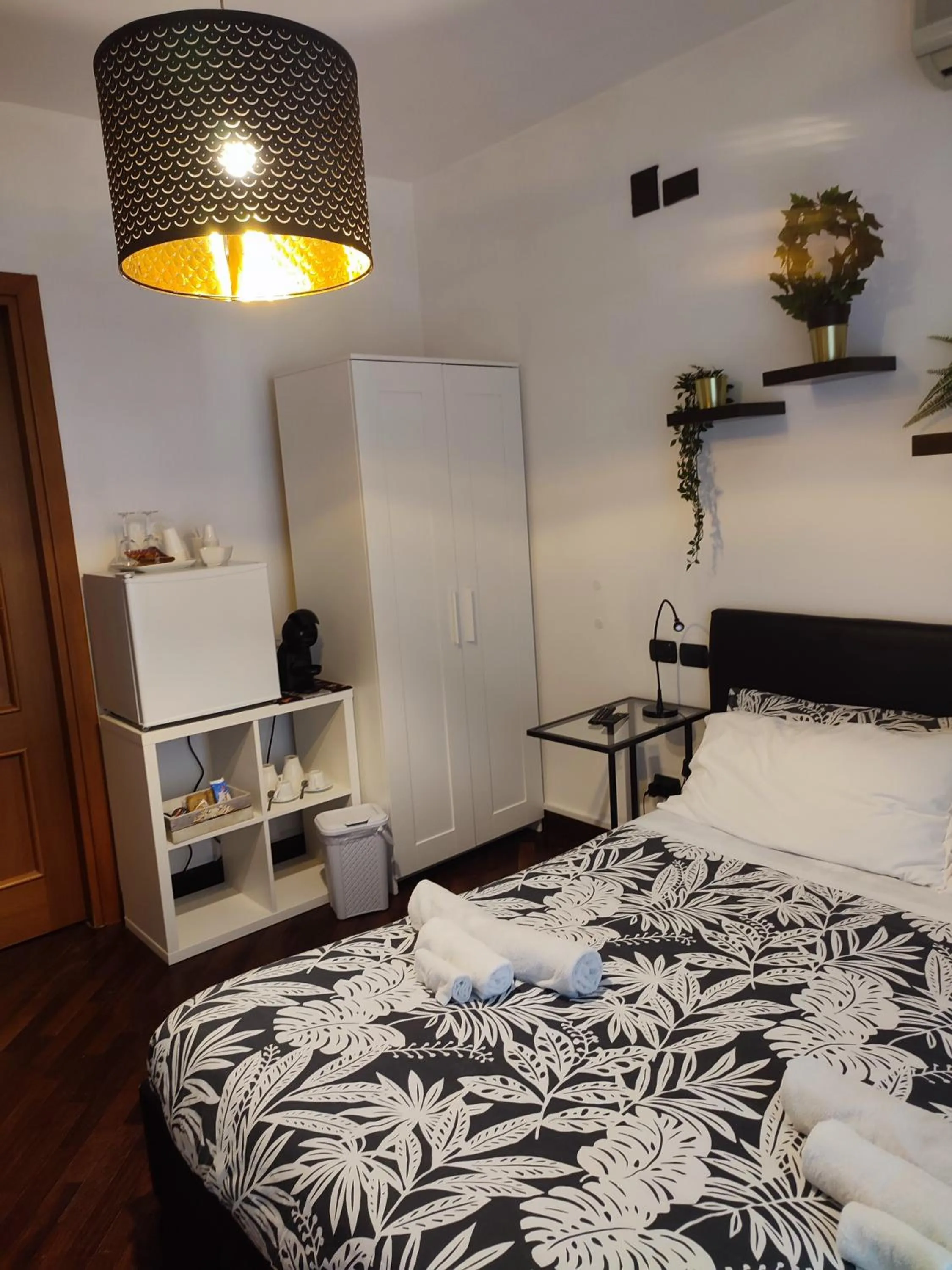 Photo of the whole room, Bed in Leonardo Rome Holidays