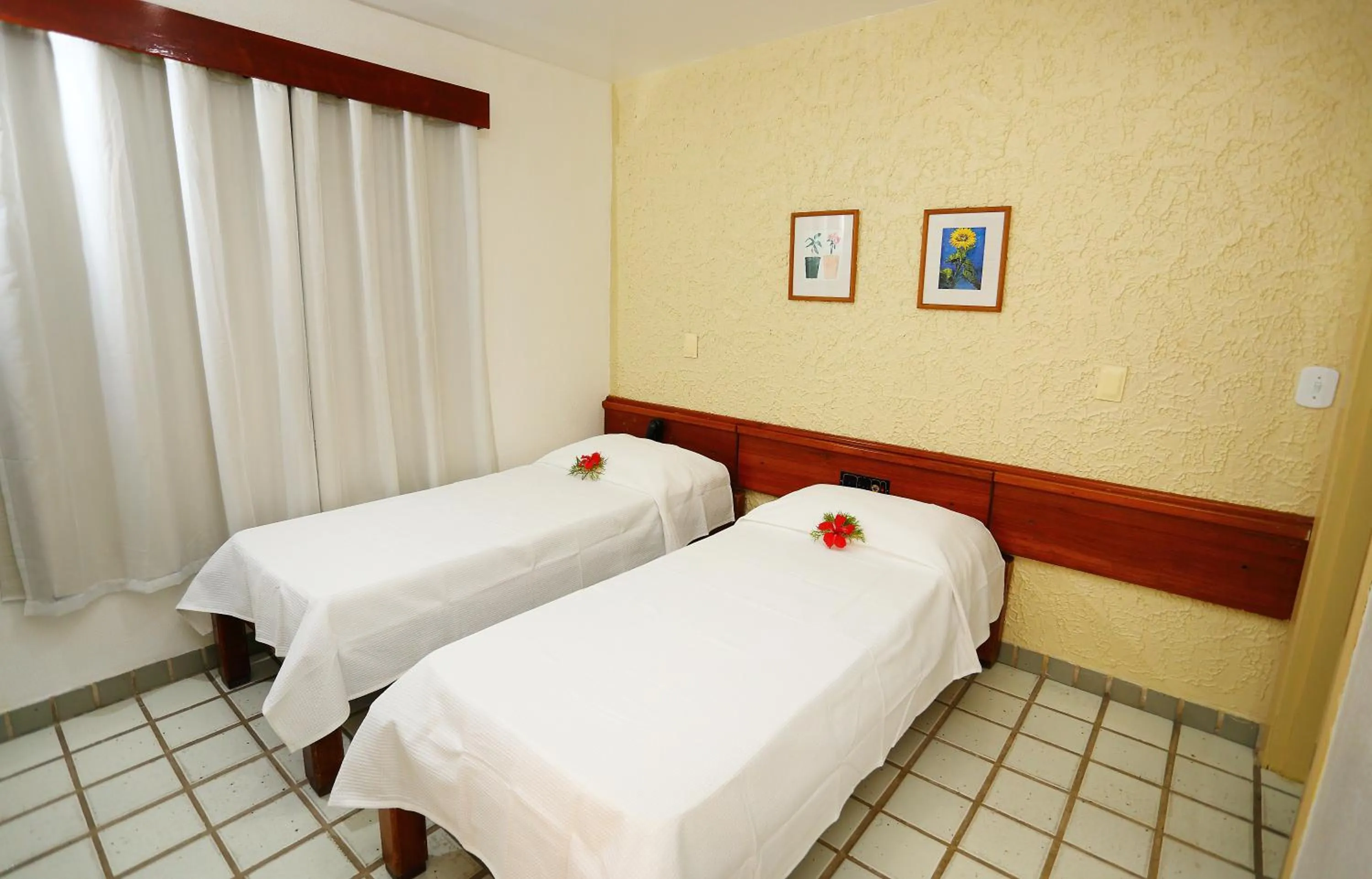 Photo of the whole room, Bed in Marlim Porto Hotel