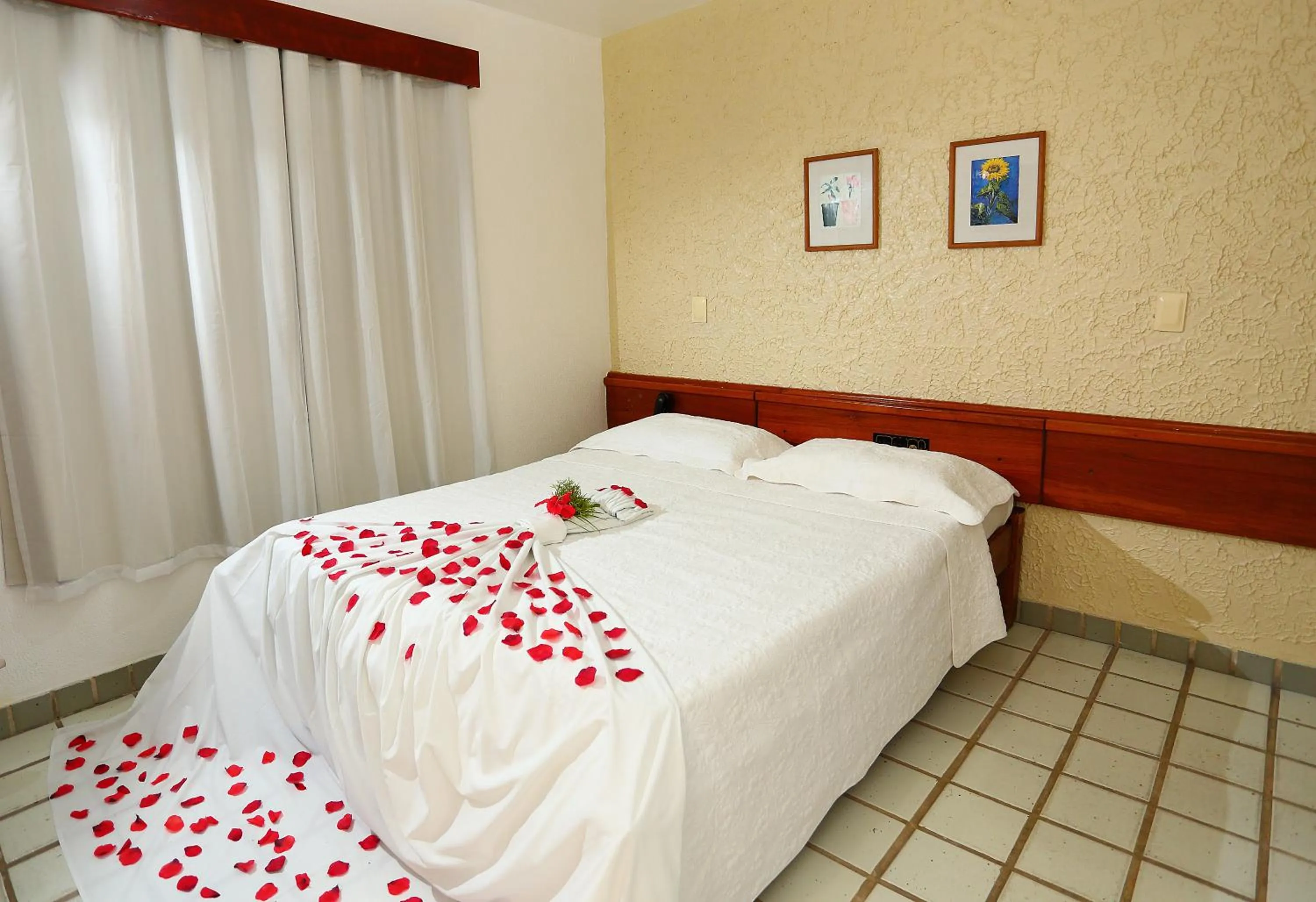 Photo of the whole room, Bed in Marlim Porto Hotel