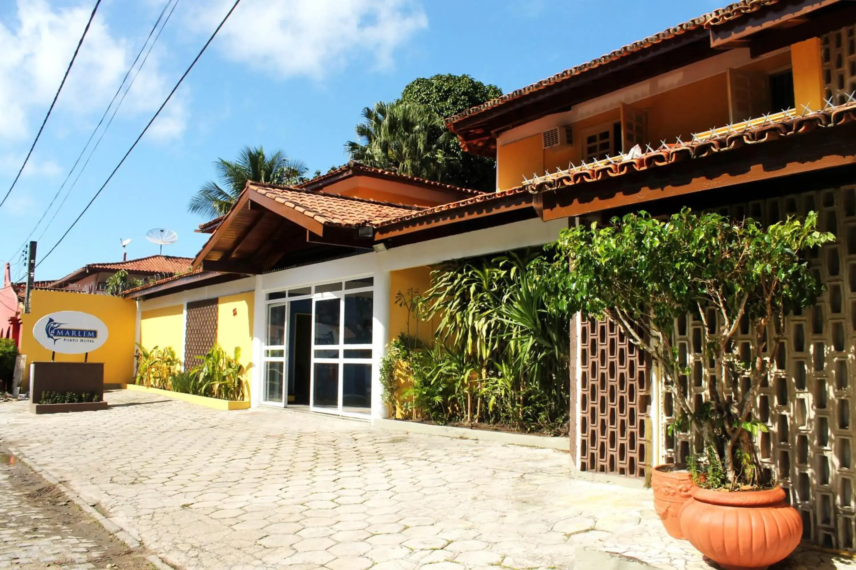 Facade/entrance in Marlim Porto Hotel Facade/entrance in Marlim Porto Hotel