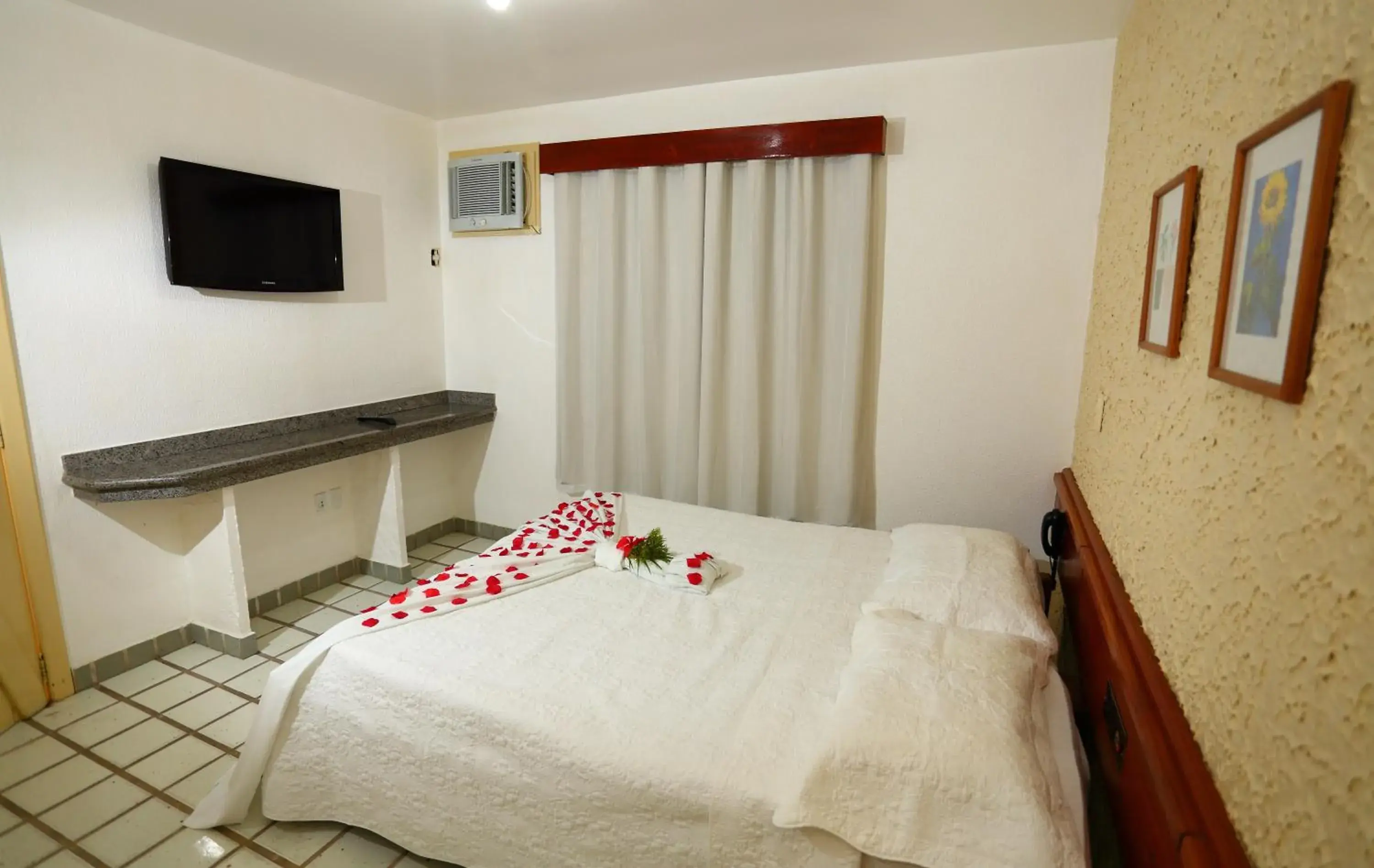 Small Double or Twin Room in Marlim Porto Hotel Small Double or Twin Room in Marlim Porto Hotel