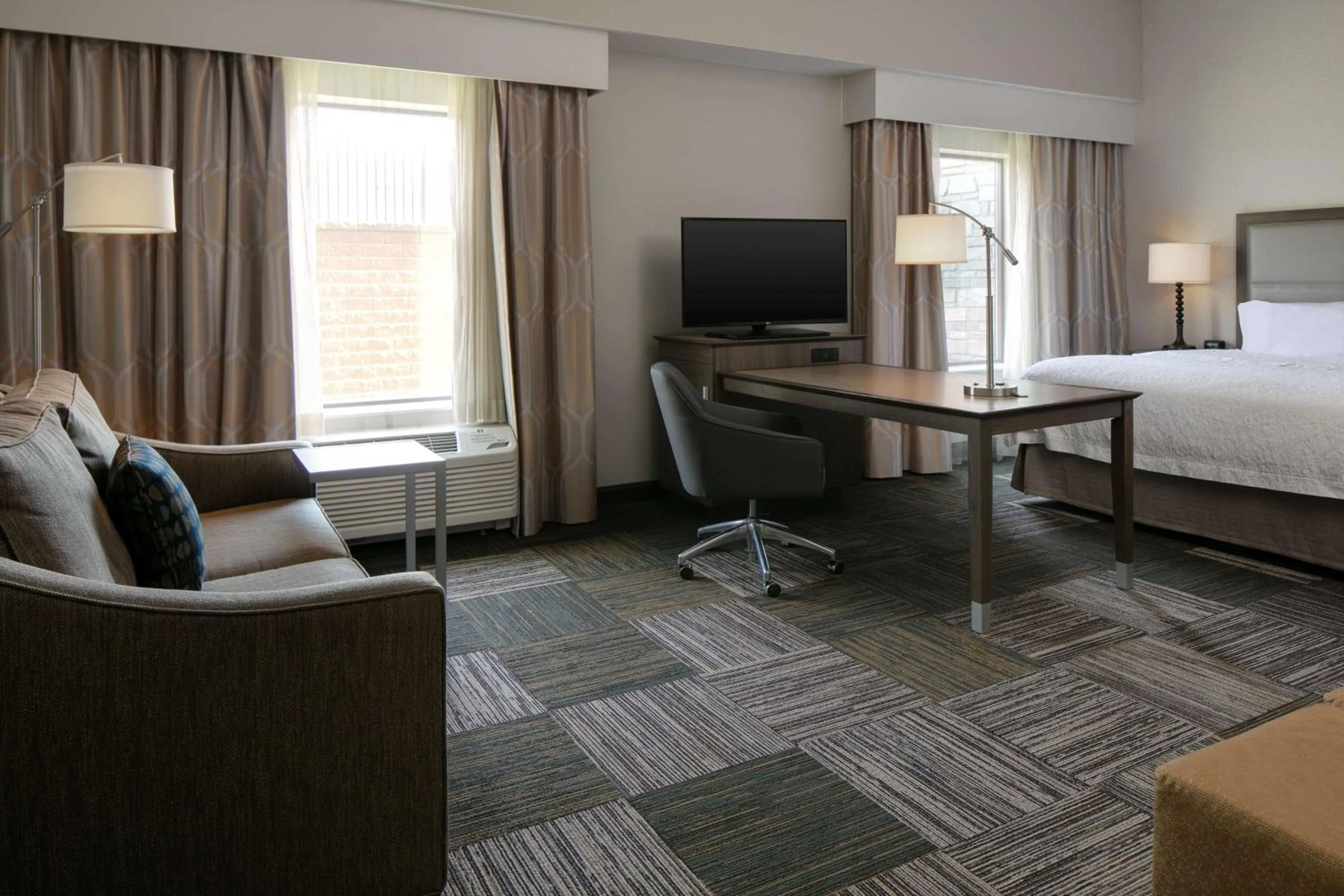 Bedroom, Bed in Hampton Inn & Suites-Hudson Wisconsin