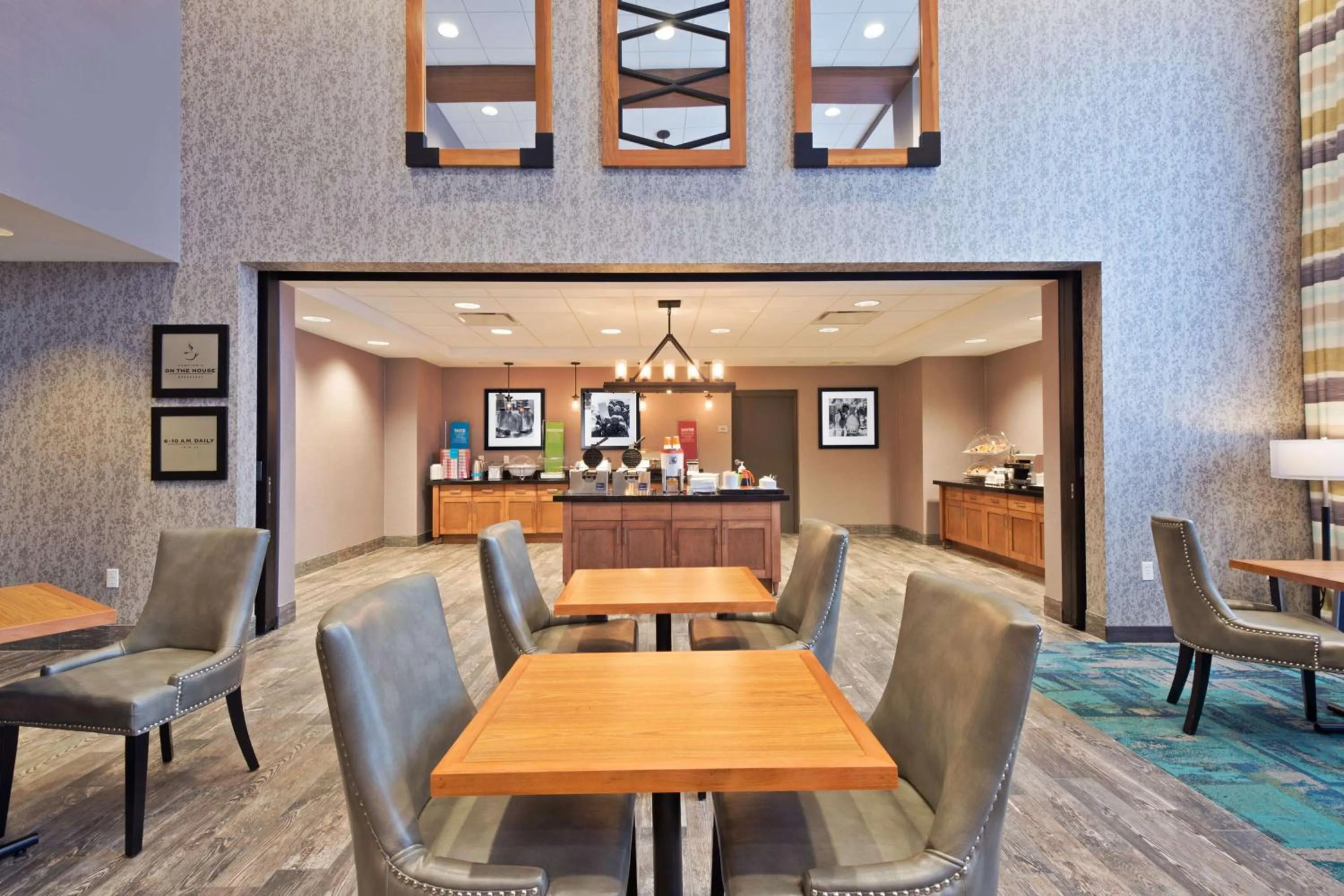 Dining area in Hampton Inn & Suites North Huntingdon-Irwin, PA