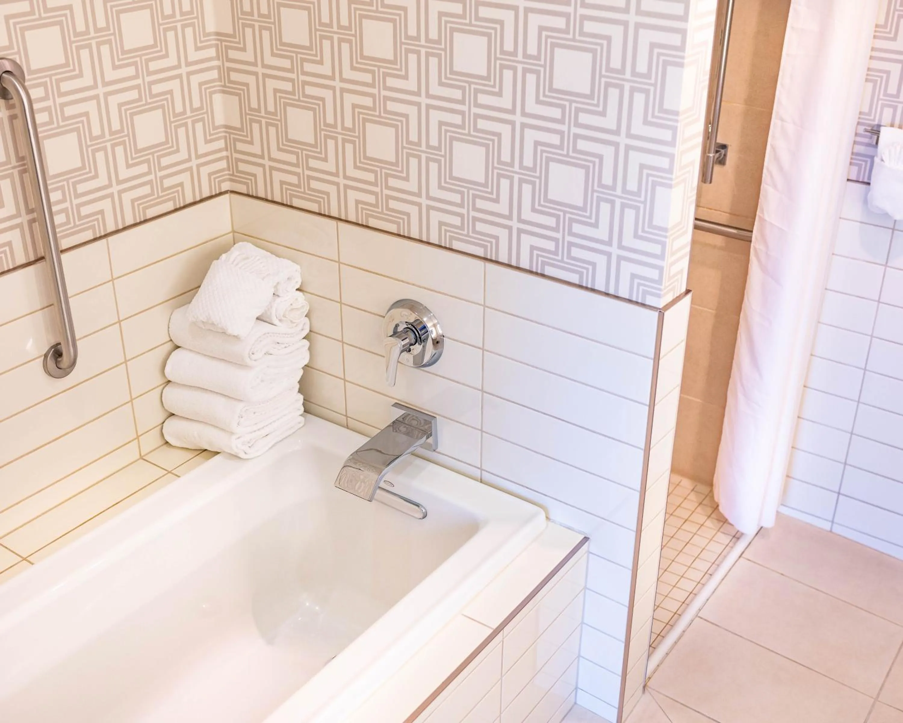 Bathroom in The Lismore Hotel Eau Claire - a DoubleTree by Hilton