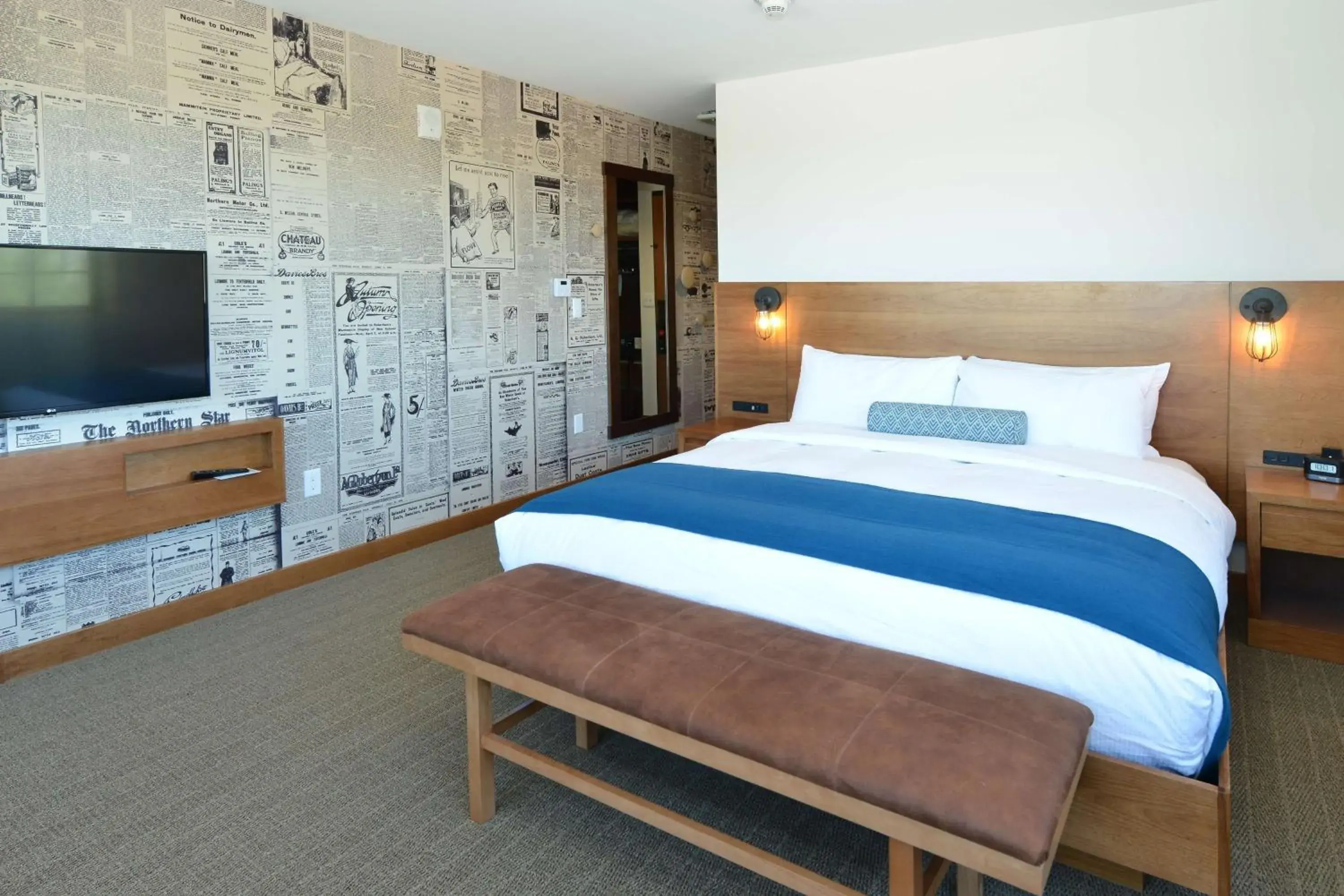 King Room with Roll-In Shower - Mobility Accessible in The Lismore Hotel Eau Claire - a DoubleTree by Hilton King Room with Roll-In Shower - Mobility Accessible in The Lismore Hotel Eau Claire - a DoubleTree by Hilton