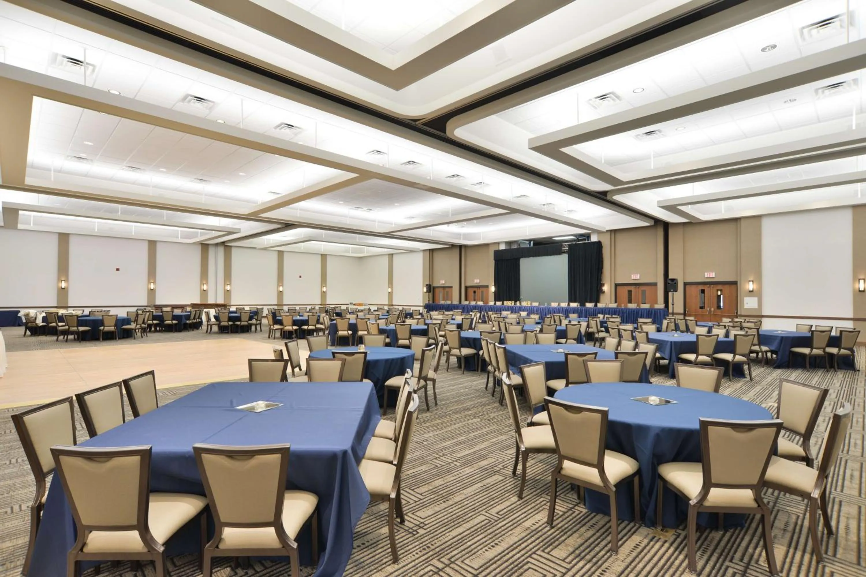 Meeting/conference room in The Lismore Hotel Eau Claire - a DoubleTree by Hilton