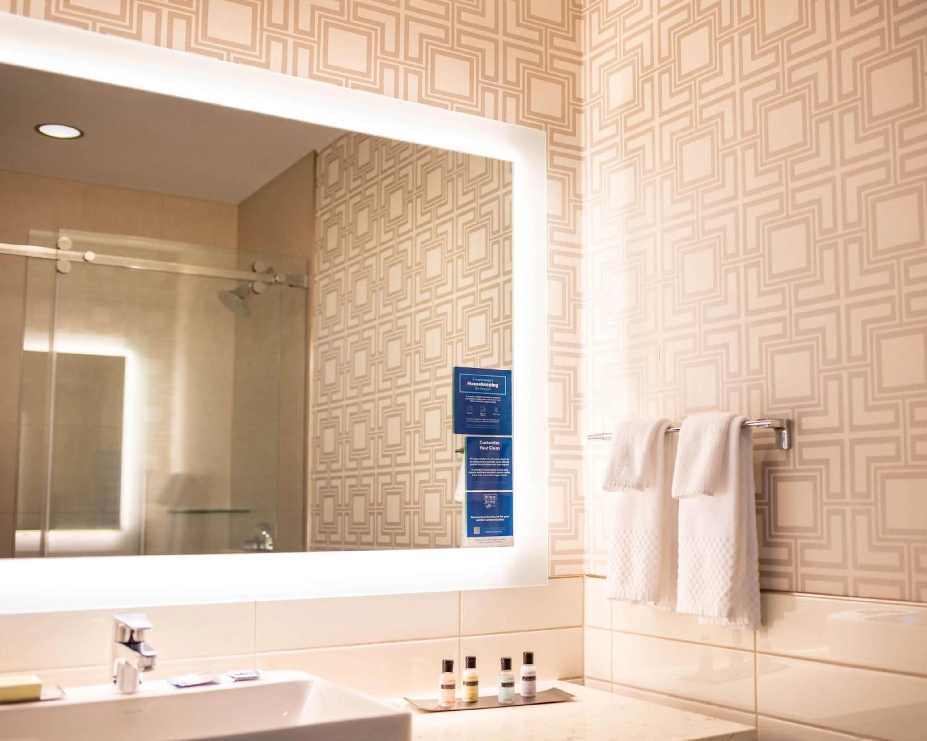 Bathroom in The Lismore Hotel Eau Claire - a DoubleTree by Hilton