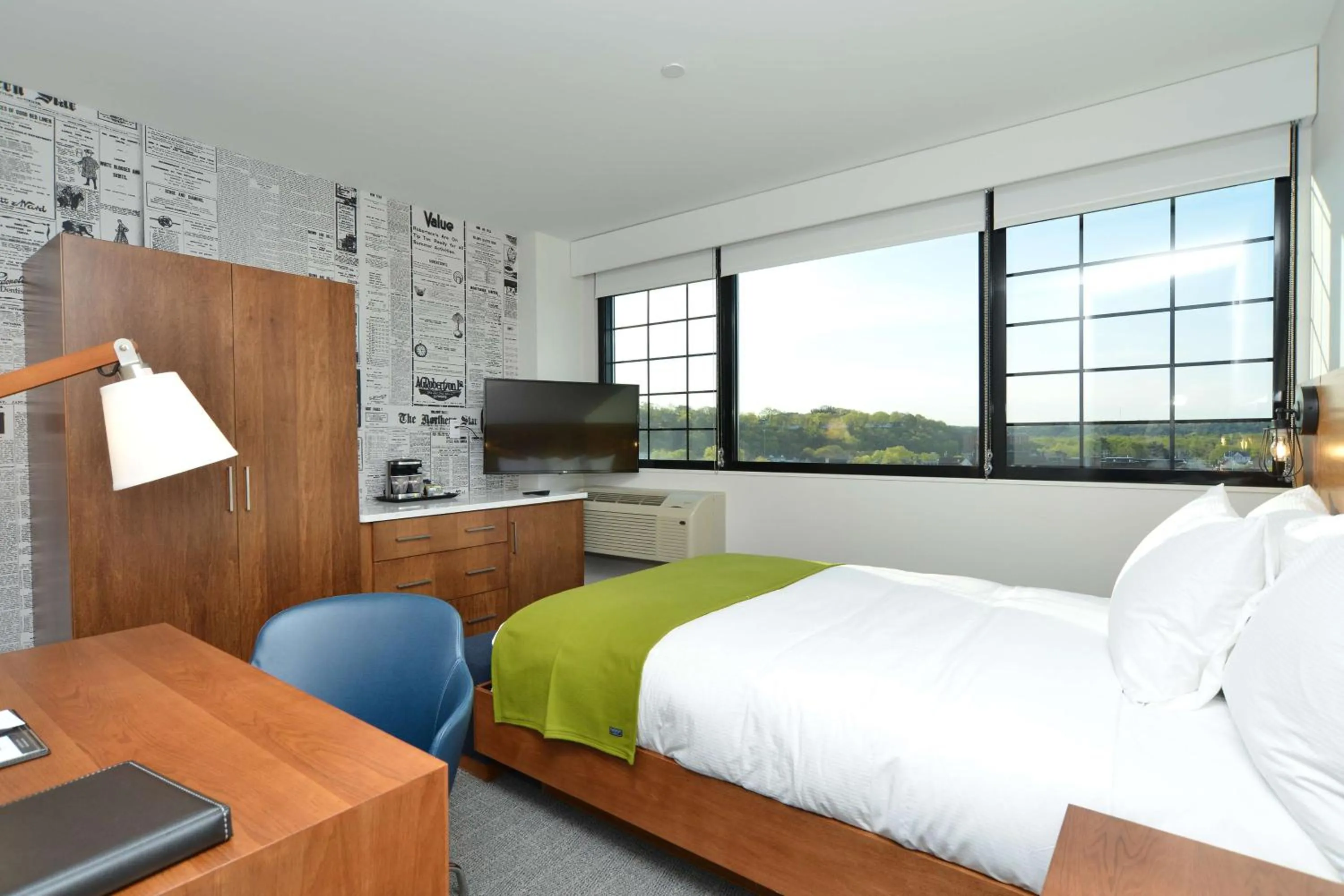 Bedroom, Bed in The Lismore Hotel Eau Claire - a DoubleTree by Hilton