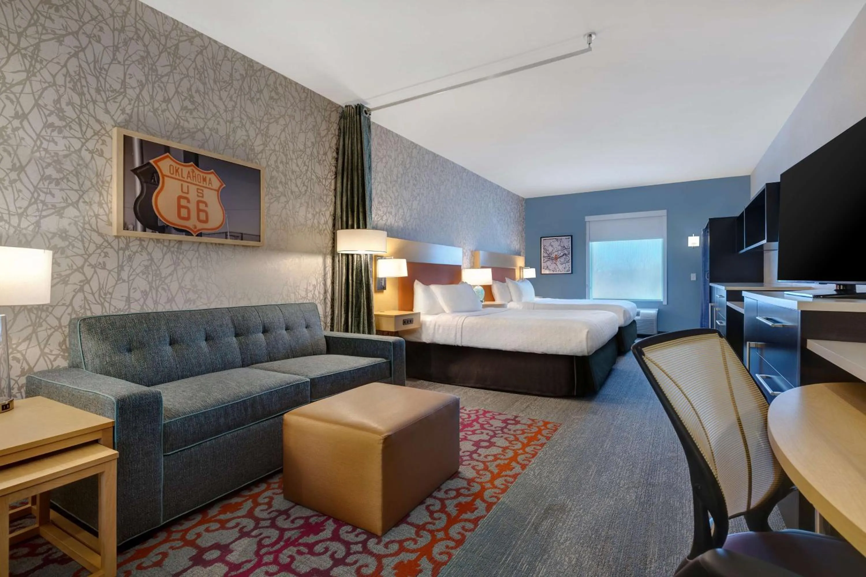 Living room, Bed in Home2 Suites by Hilton Stillwater