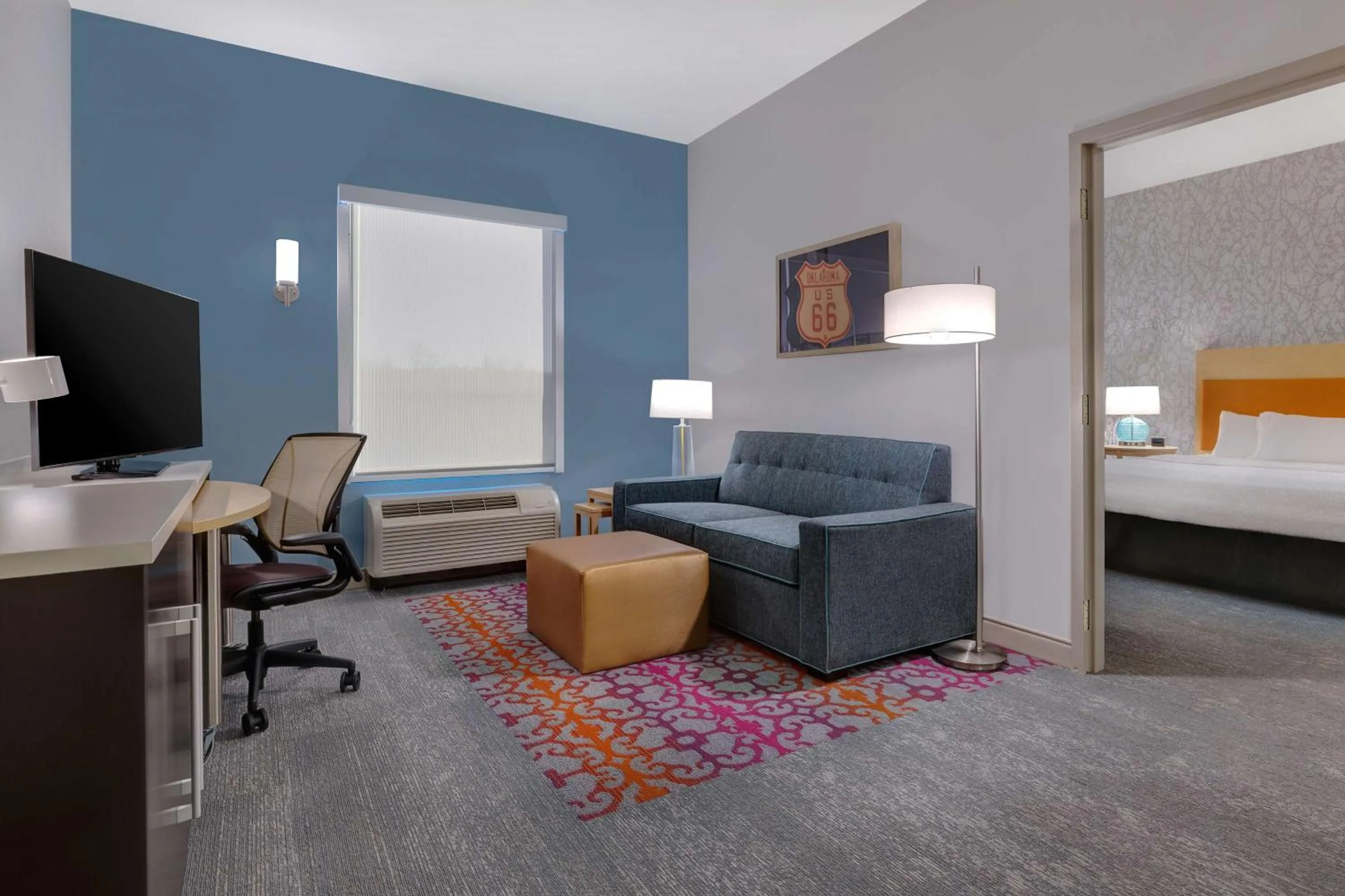 Living room, Bed in Home2 Suites by Hilton Stillwater
