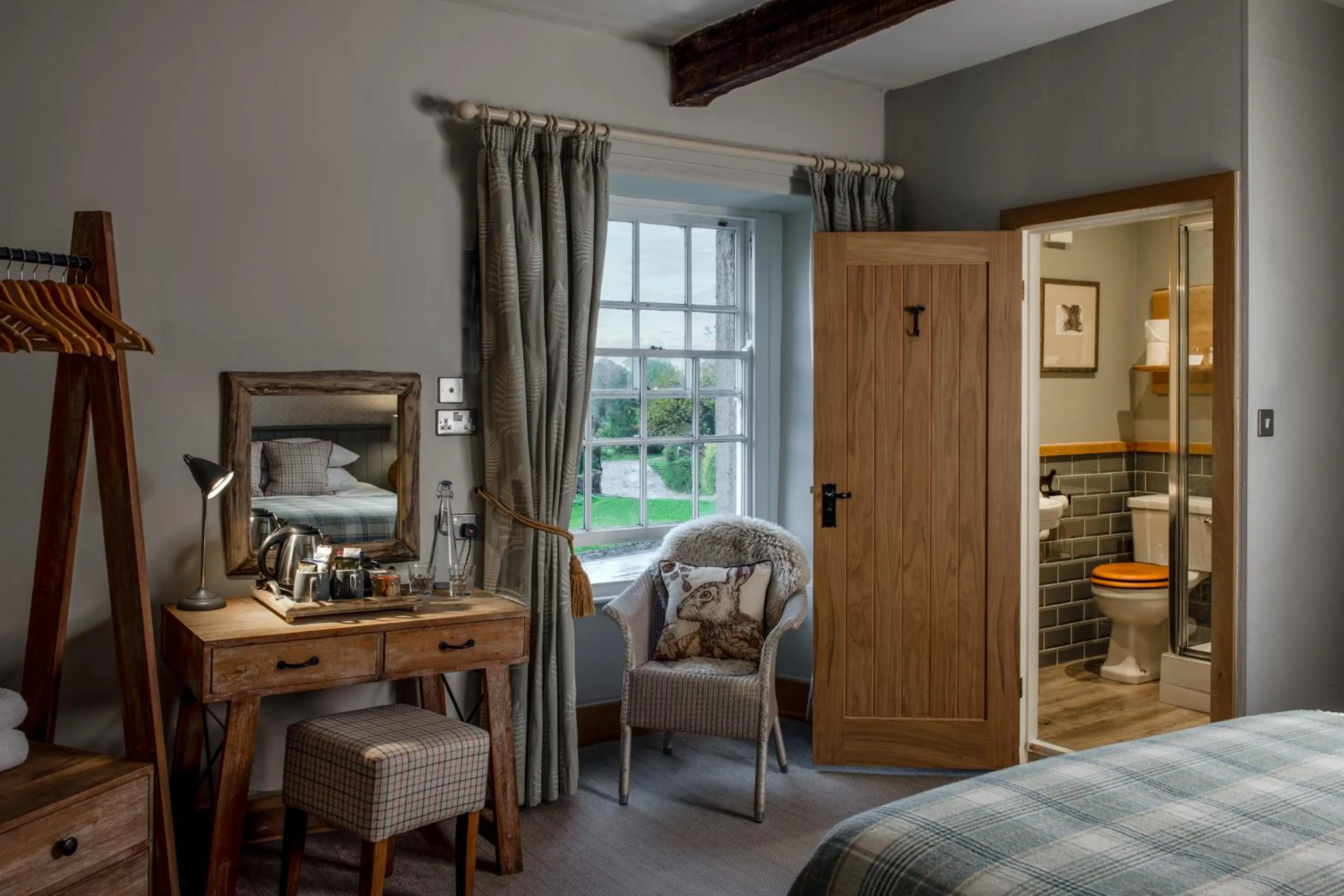 Photo of the whole room, Bed in The Lister Arms