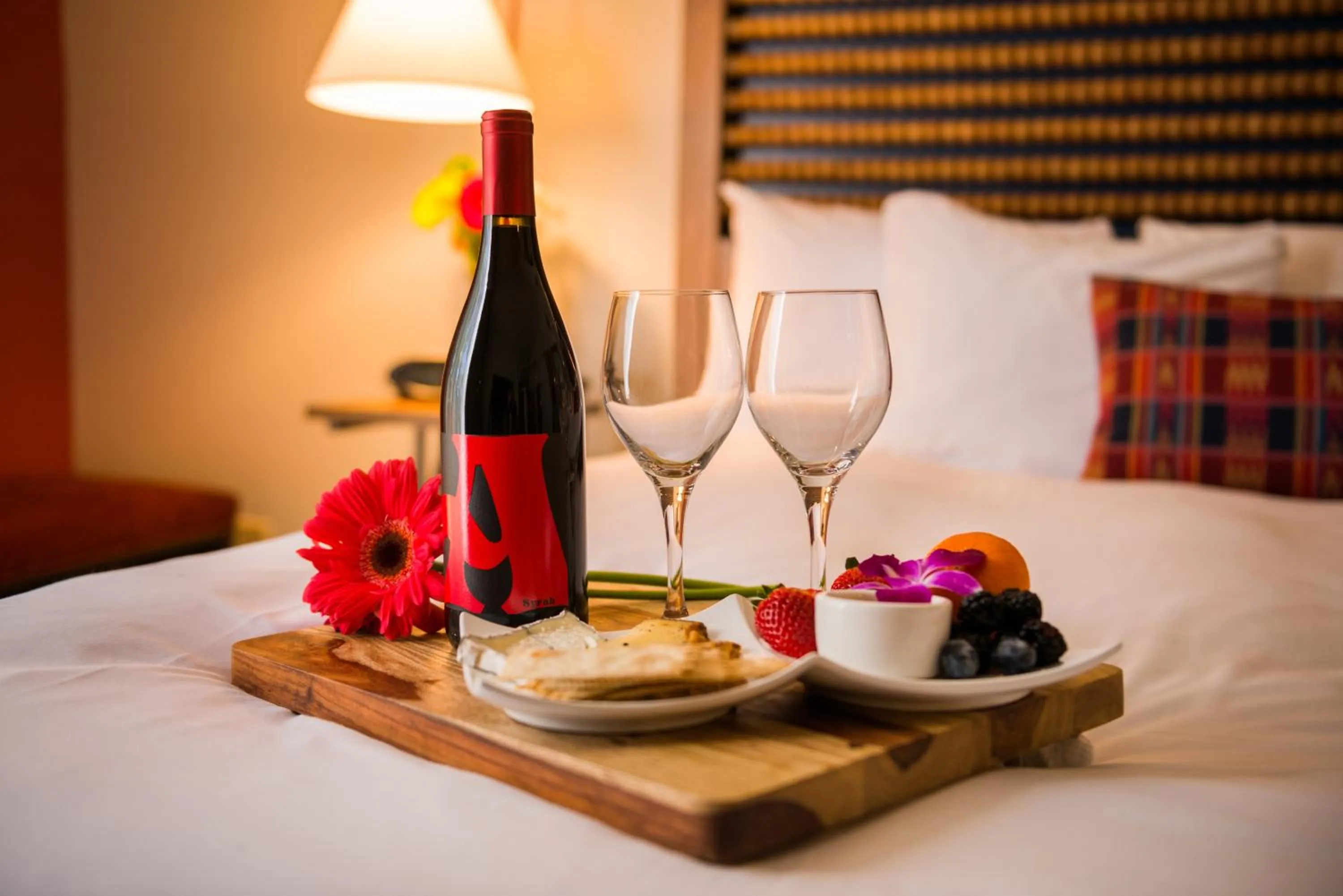 Alcoholic drinks, Bed in Chaminade Resort & Spa