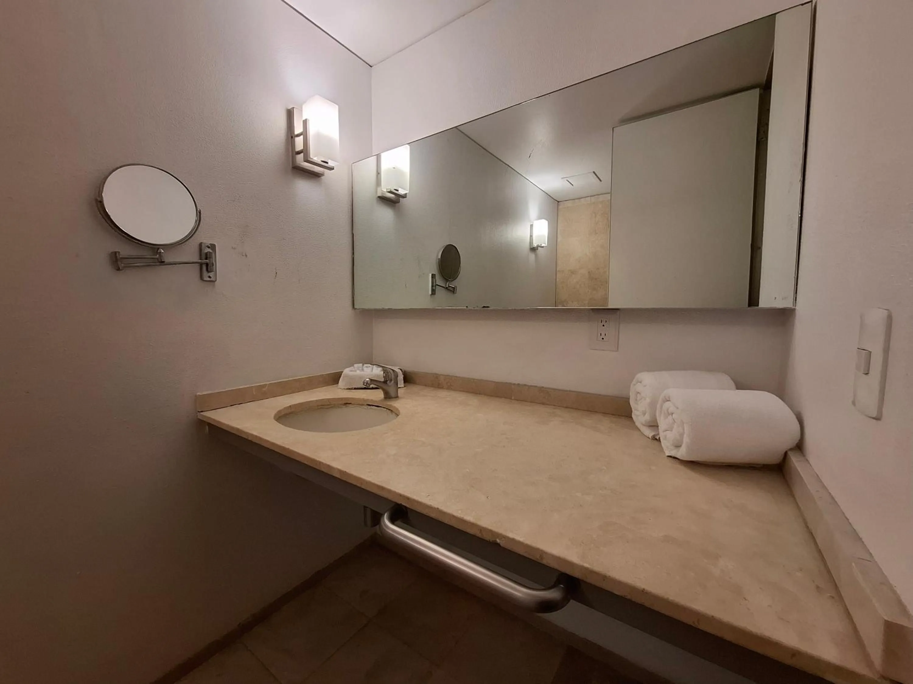 Bathroom in Aristos Express CDMX