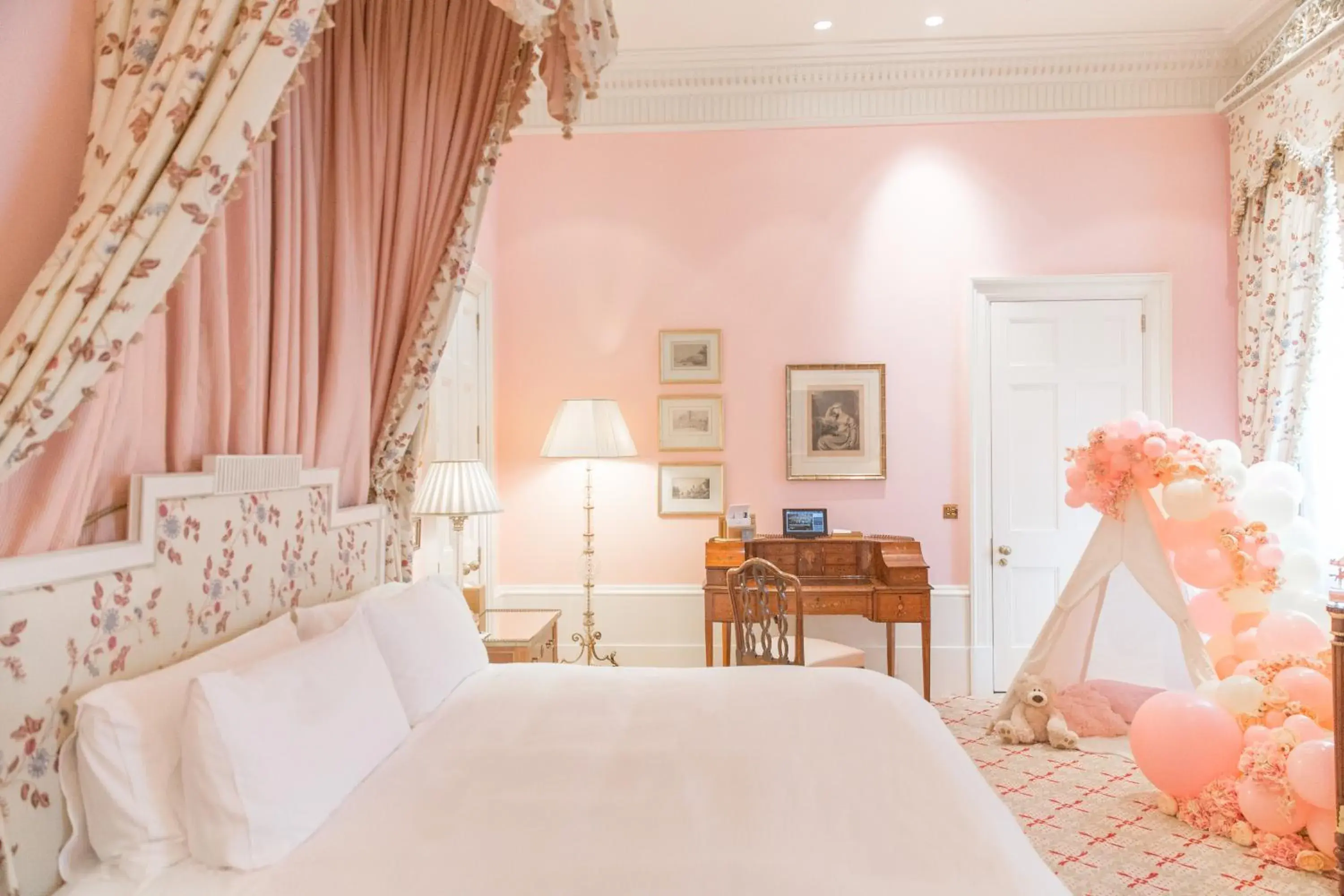Bedroom, Bed in The Lanesborough, Oetker Hotels Bedroom, Bed in The Lanesborough, Oetker Hotels