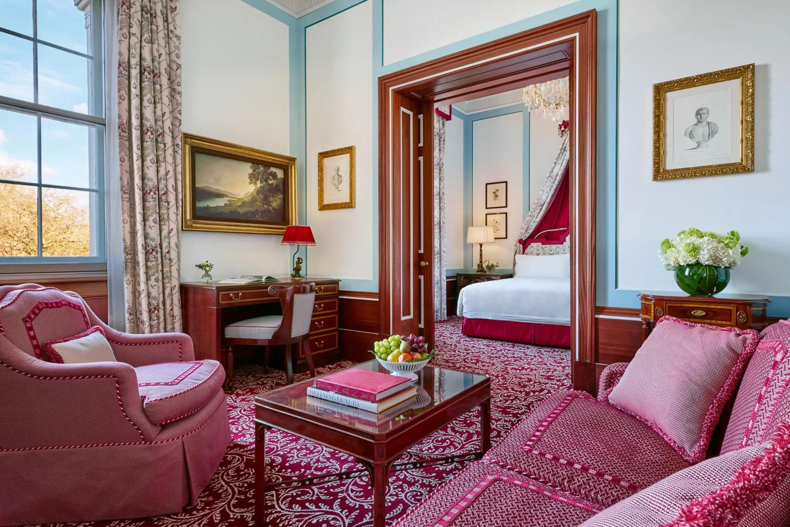 Living room, Bed in The Lanesborough, Oetker Hotels