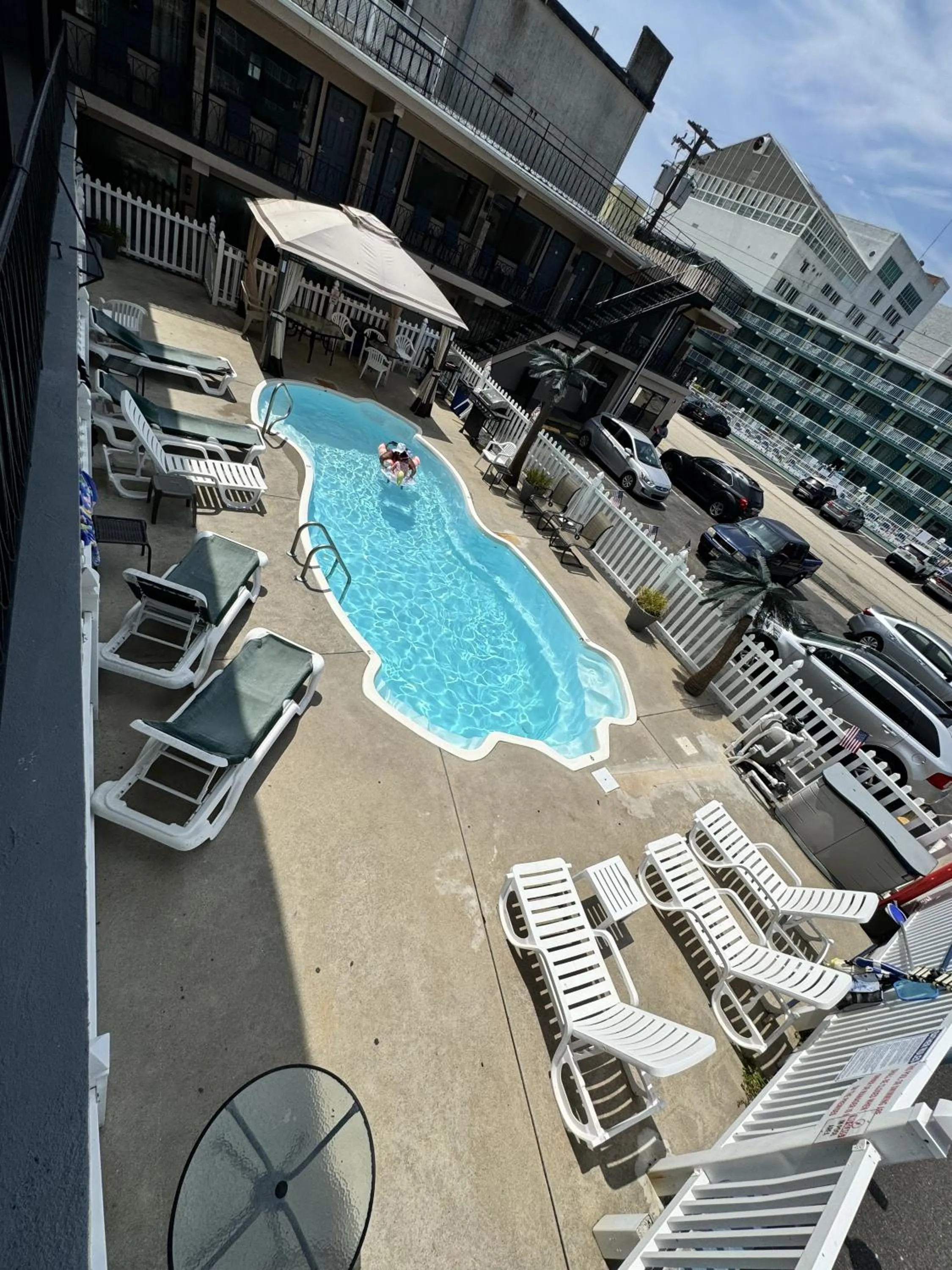 Swimming pool in Paradise Inn