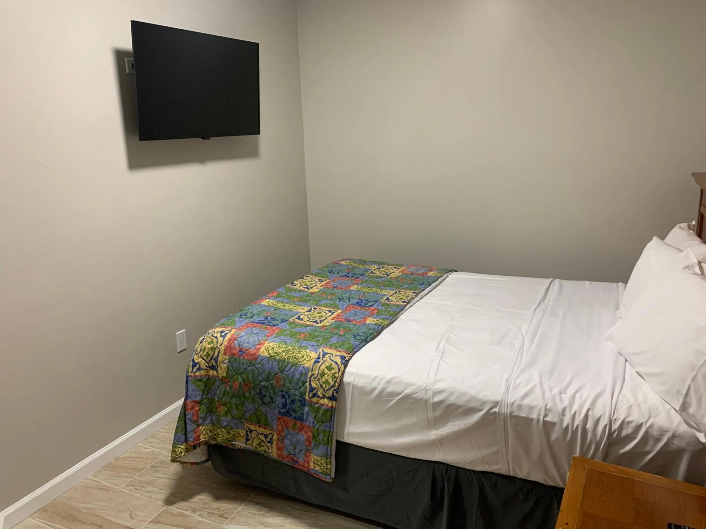 Bedroom, Bed in Paradise Inn