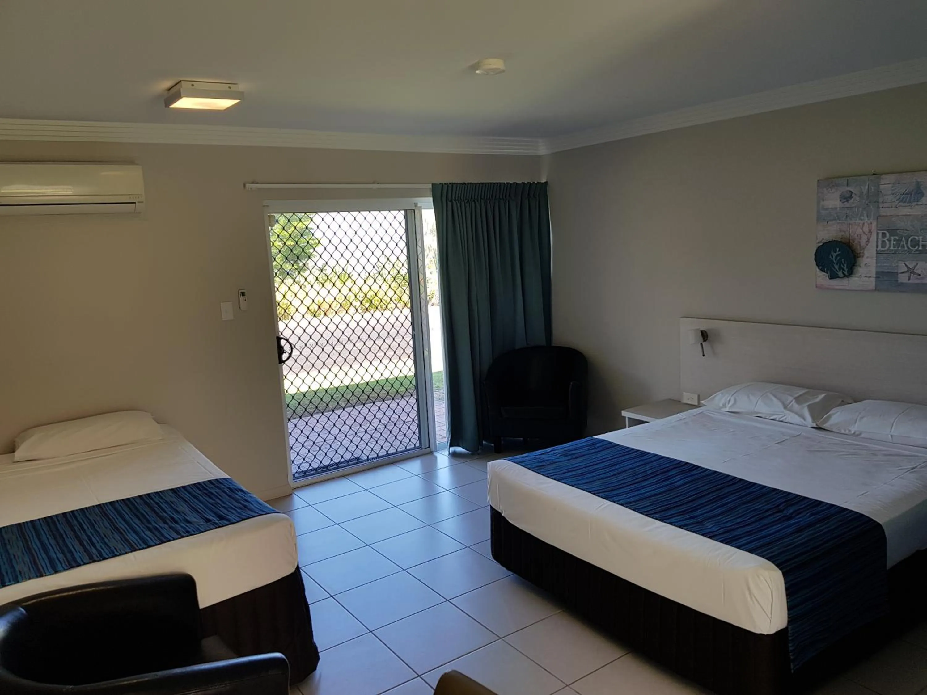 Photo of the whole room, Bed in Cardwell Beachcomber Motel & Tourist Park