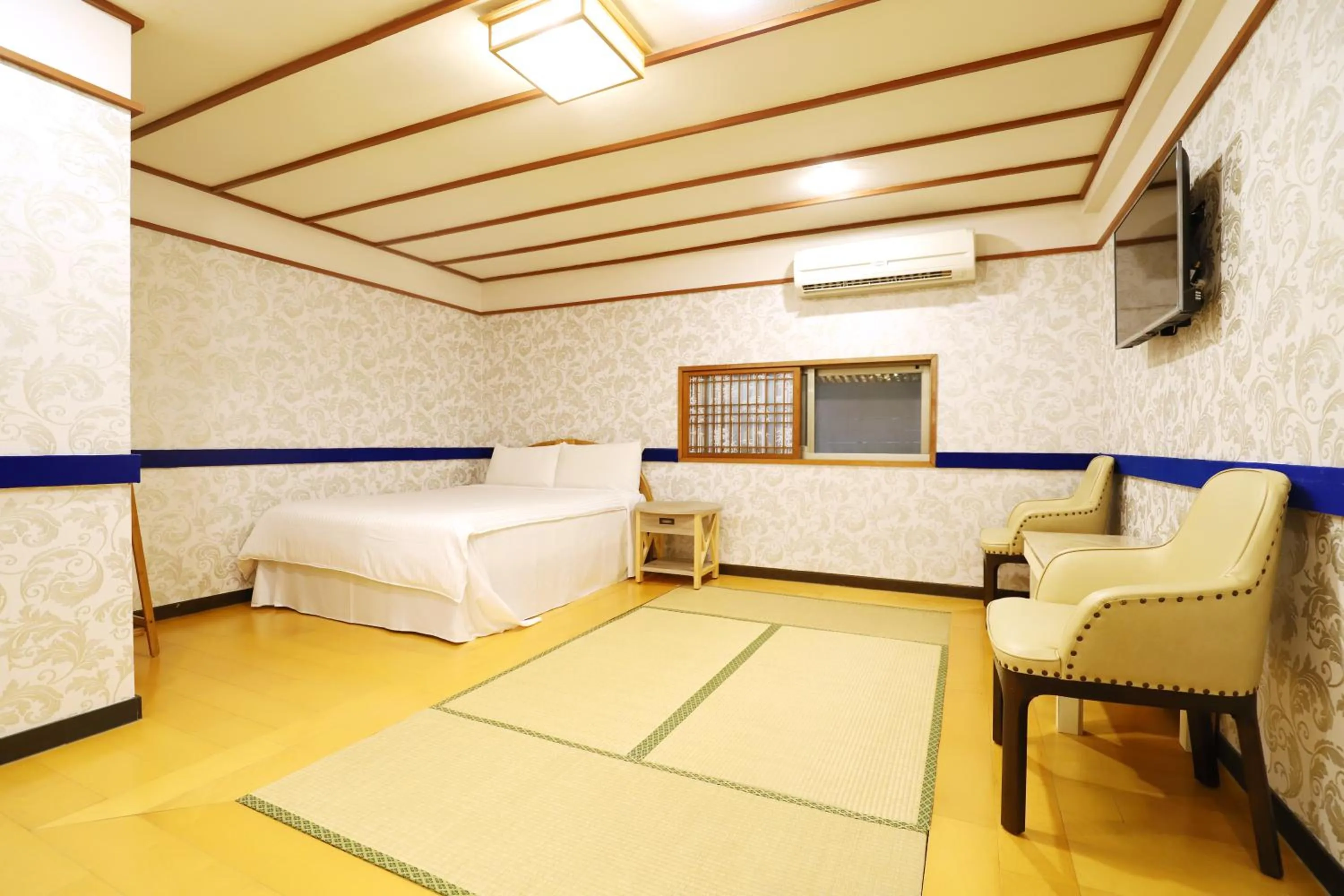 Bed in Gorgeous Hot Spring Resort