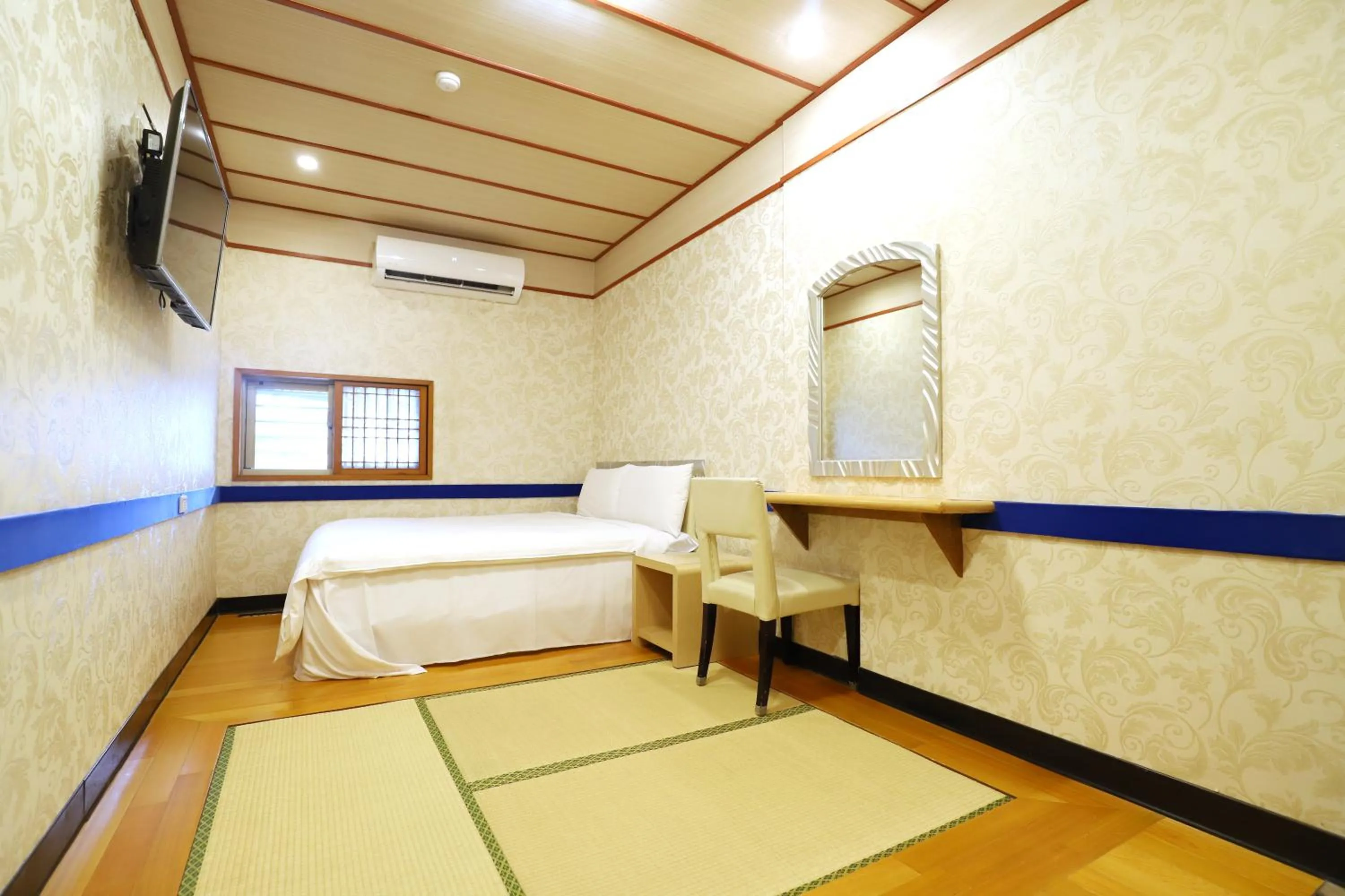 Bed in Gorgeous Hot Spring Resort