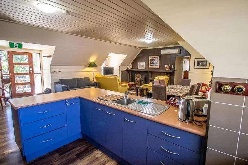 Communal kitchen in Gold Mine Guest House and Cafe