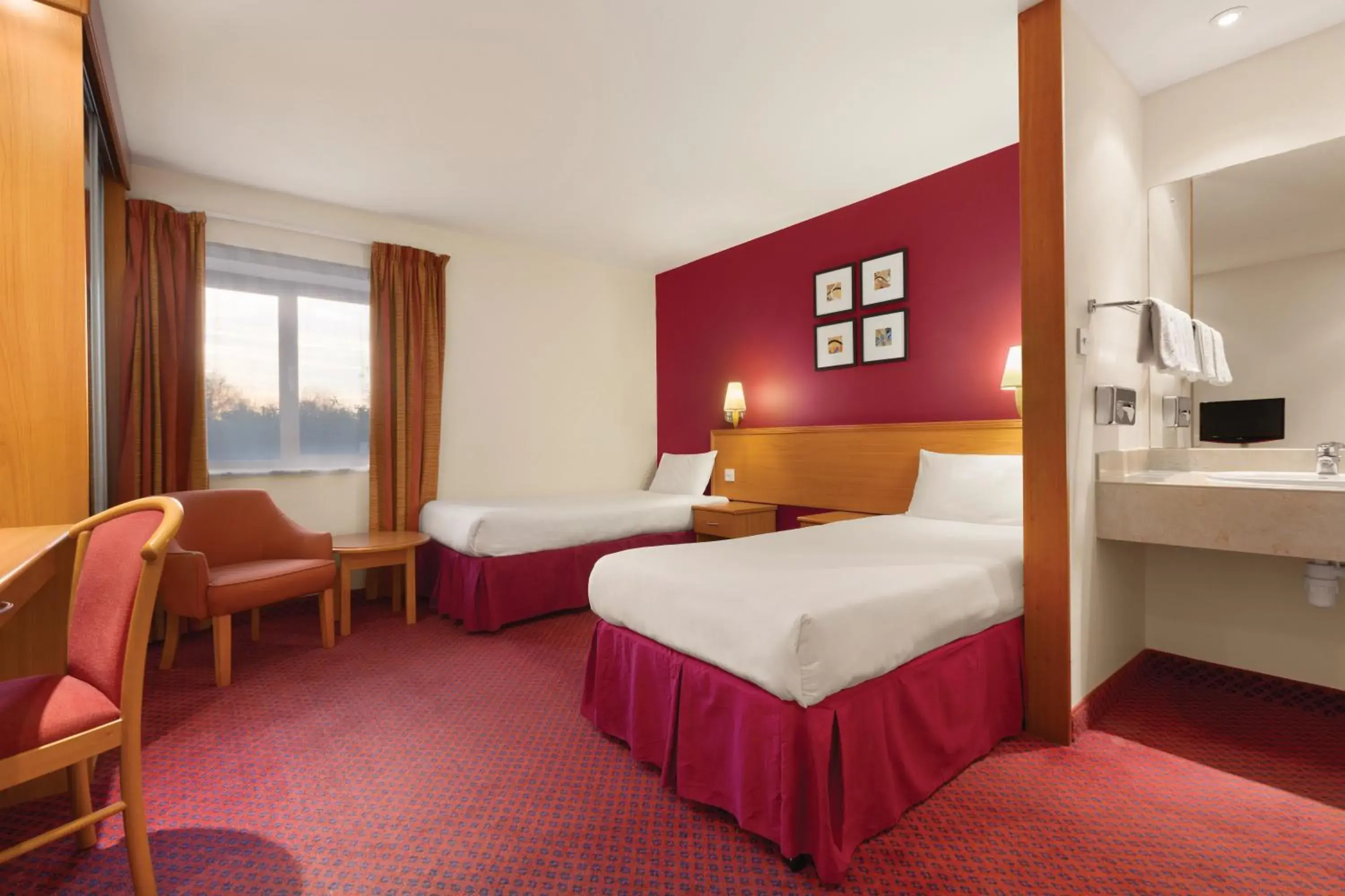 Photo of the whole room, Bed in Days Inn Stevenage North Photo of the whole room, Bed in Days Inn Stevenage North