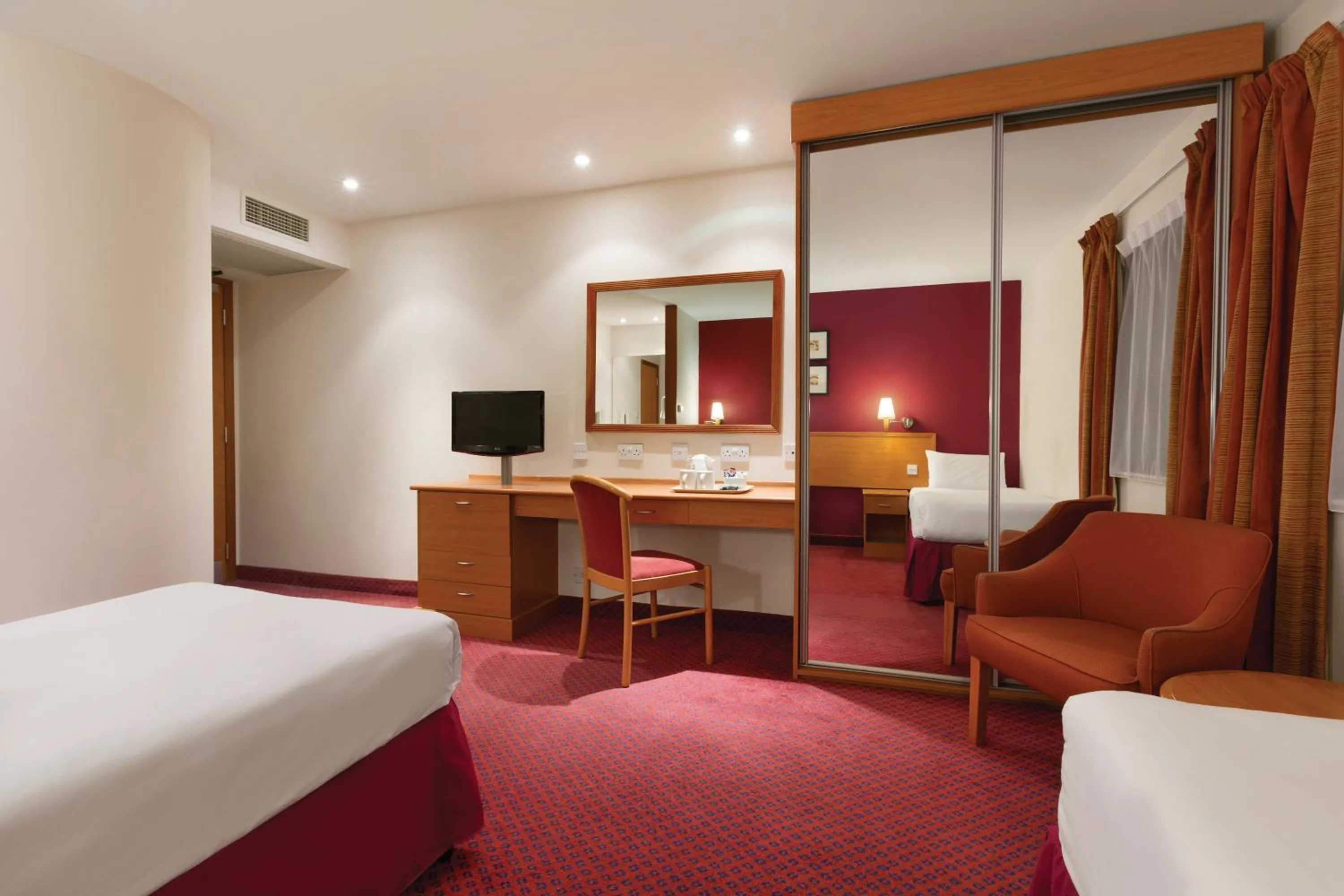 Photo of the whole room, Bed in Days Inn Stevenage North