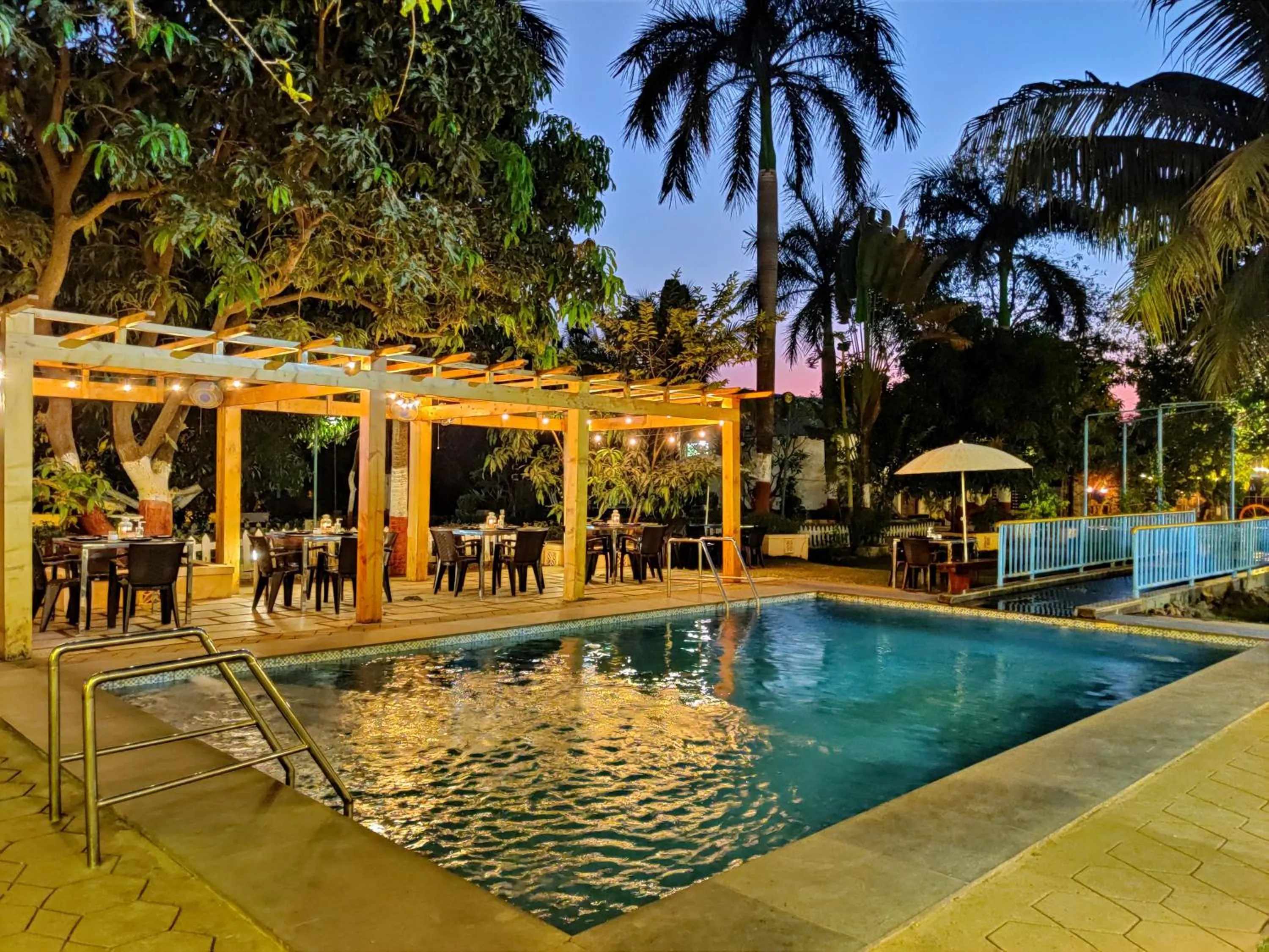 Restaurant/places to eat in Pushp Vatika Resort & Lawns