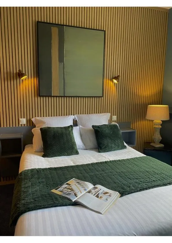 Bedroom, Bed in Hôtel des Pins