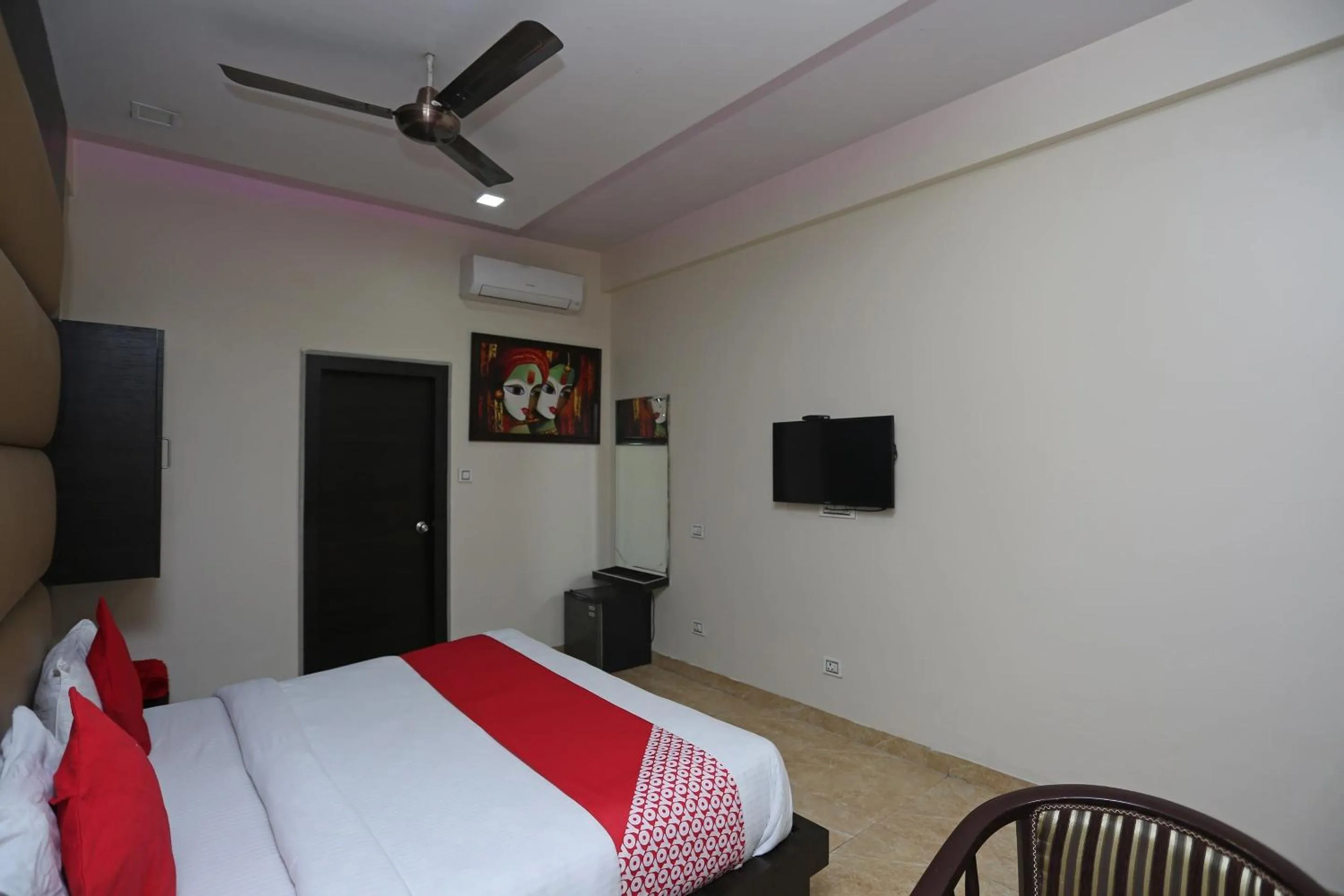 Bedroom, Bed in Hotel O Samrat