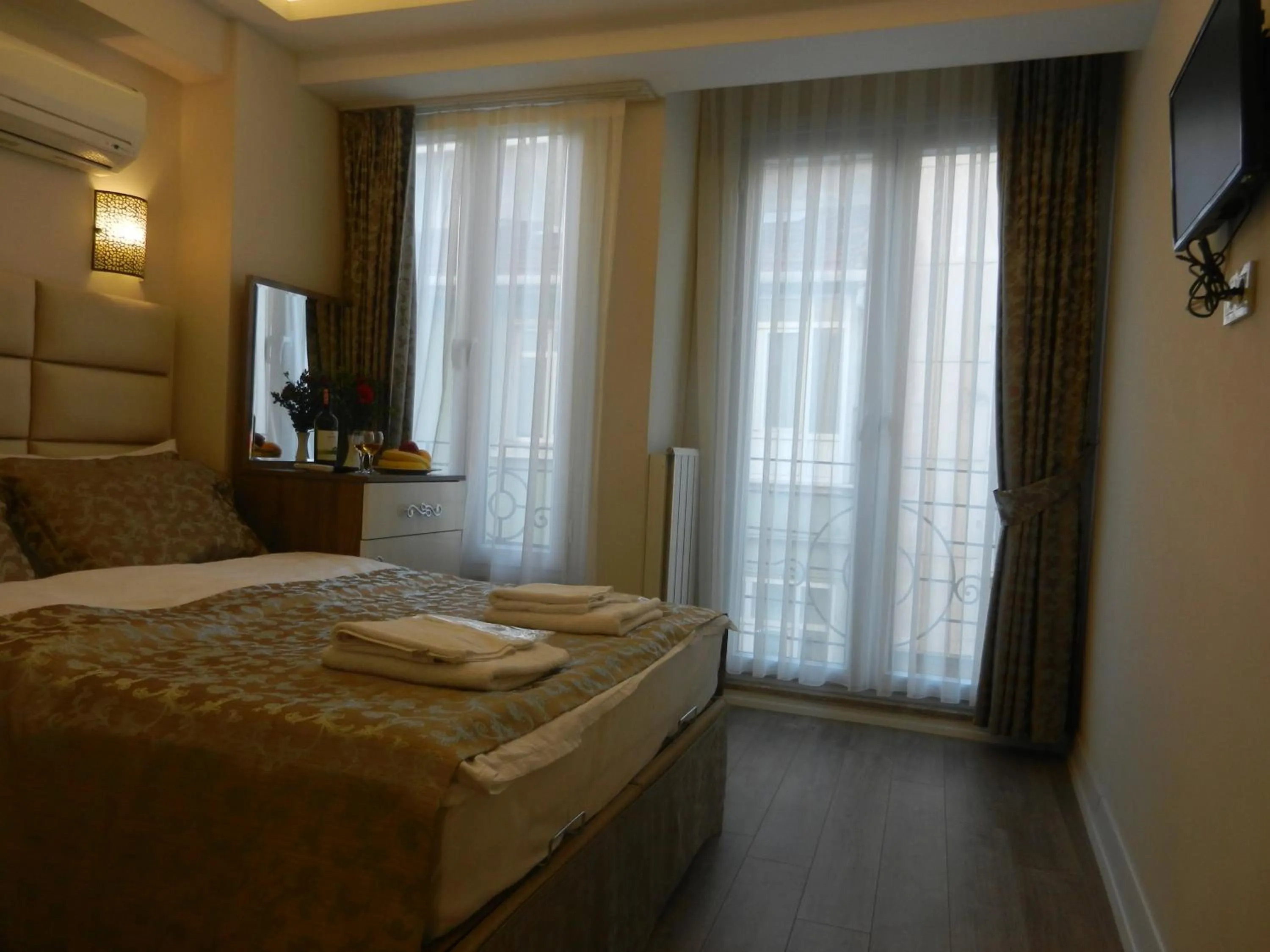 TV and multimedia, Bed in Nisa Apart Sultanahmet