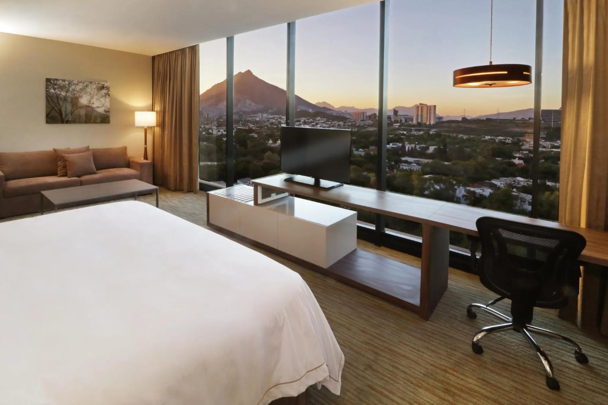 Photo of the whole room, Bed in Holiday Inn Express & Suites Monterrey Valle by IHG