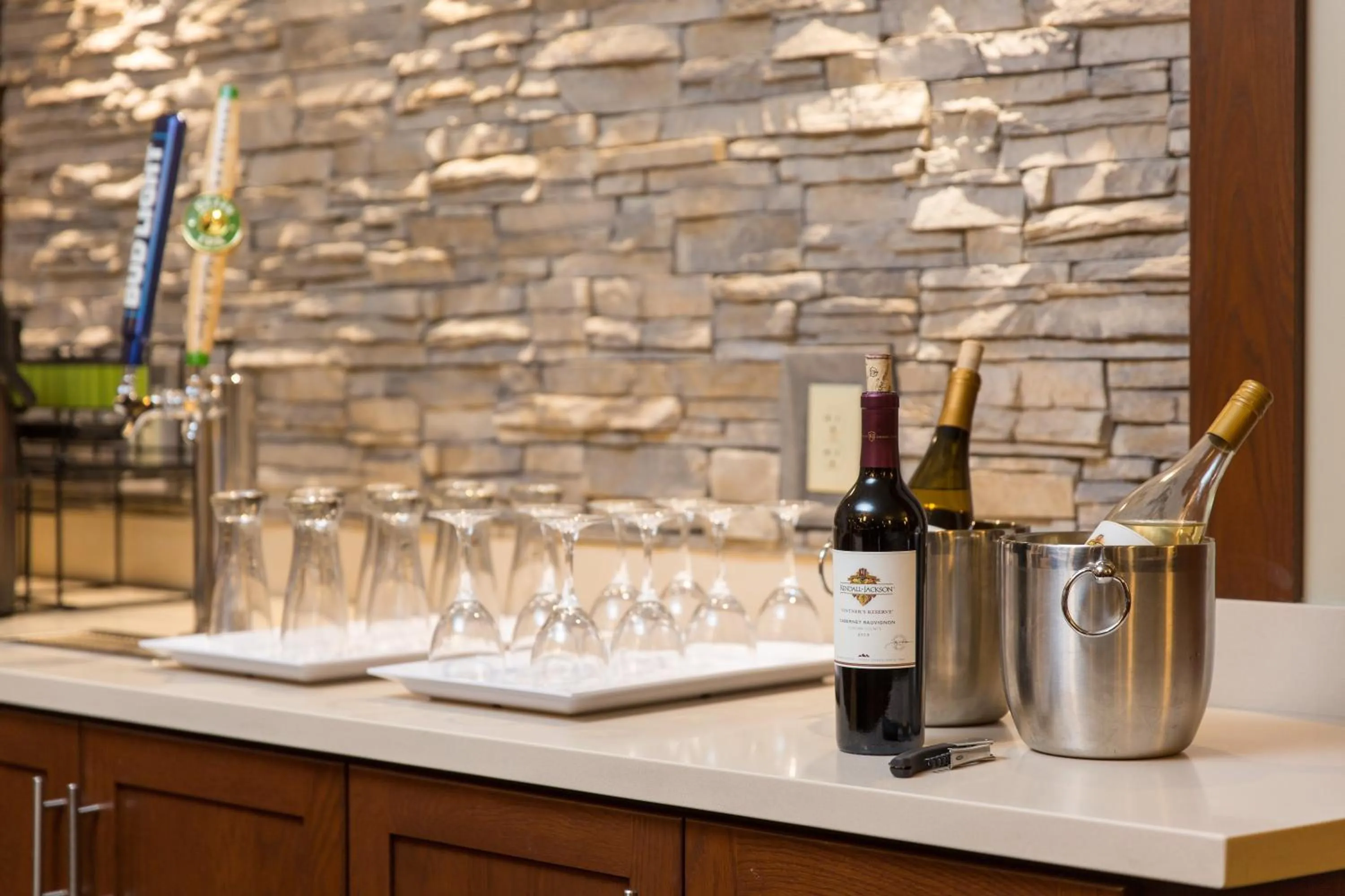 Restaurant/places to eat in Staybridge Suites Corona South by IHG