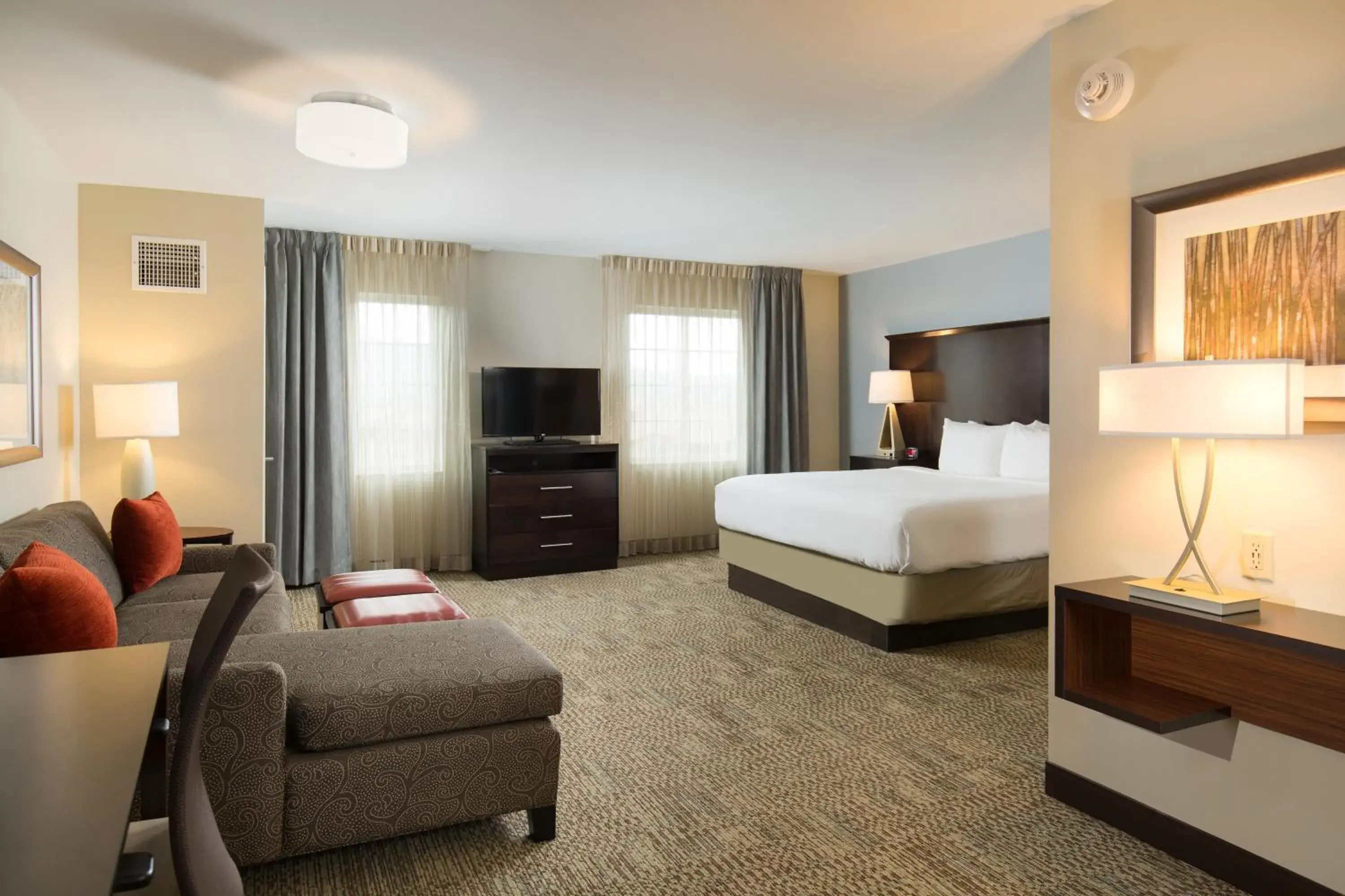 Bed in Staybridge Suites Corona South by IHG Bed in Staybridge Suites Corona South by IHG