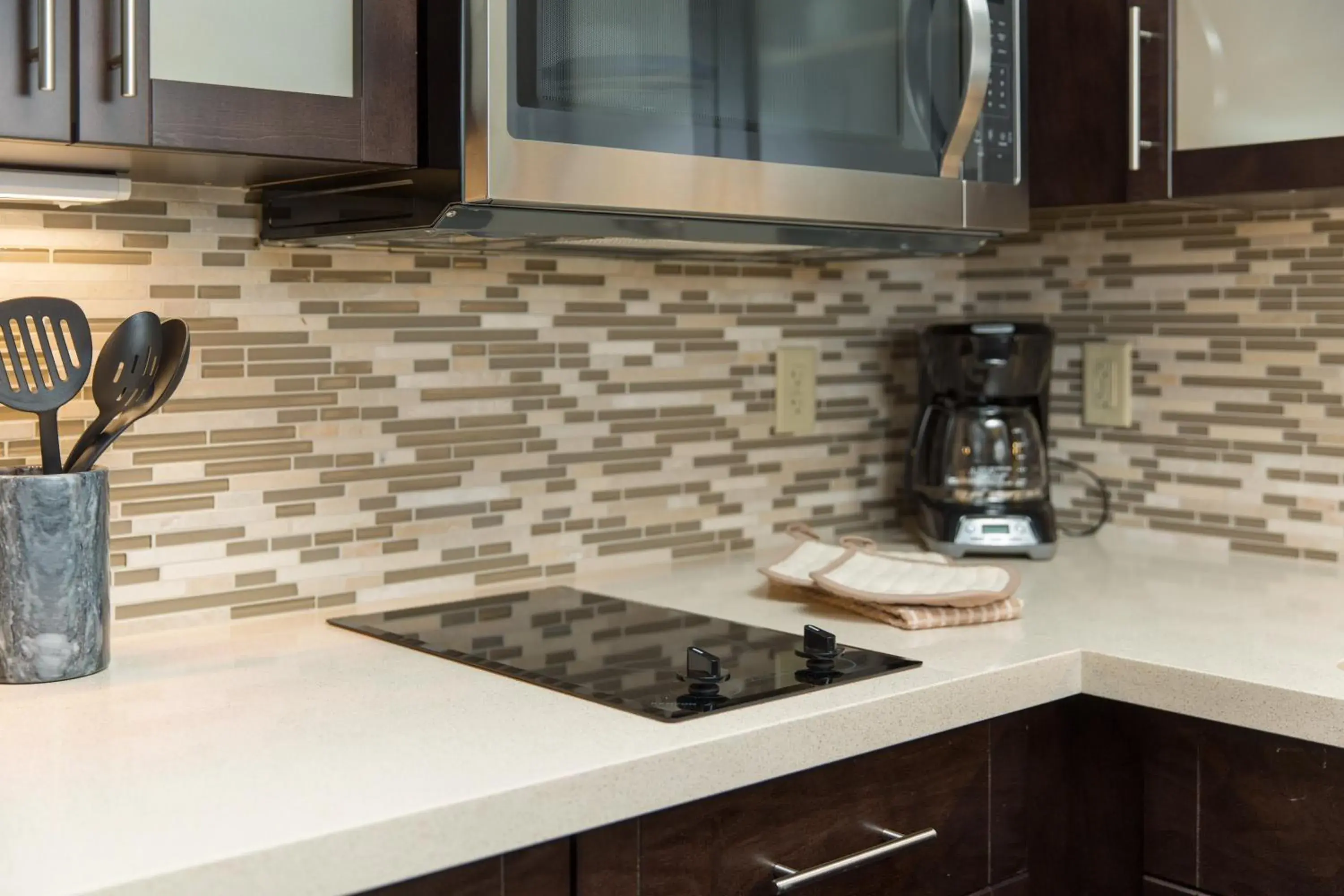 One-Bedroom Suite with King Bed Mobility Access Tub - Non-Smoking in Staybridge Suites Corona South by IHG One-Bedroom Suite with King Bed Mobility Access Tub - Non-Smoking in Staybridge Suites Corona South by IHG