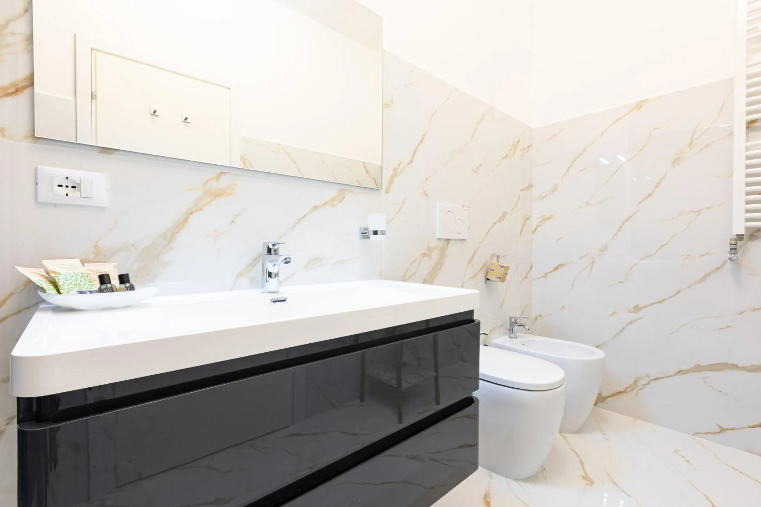 Toilet in Il Monastero Collection