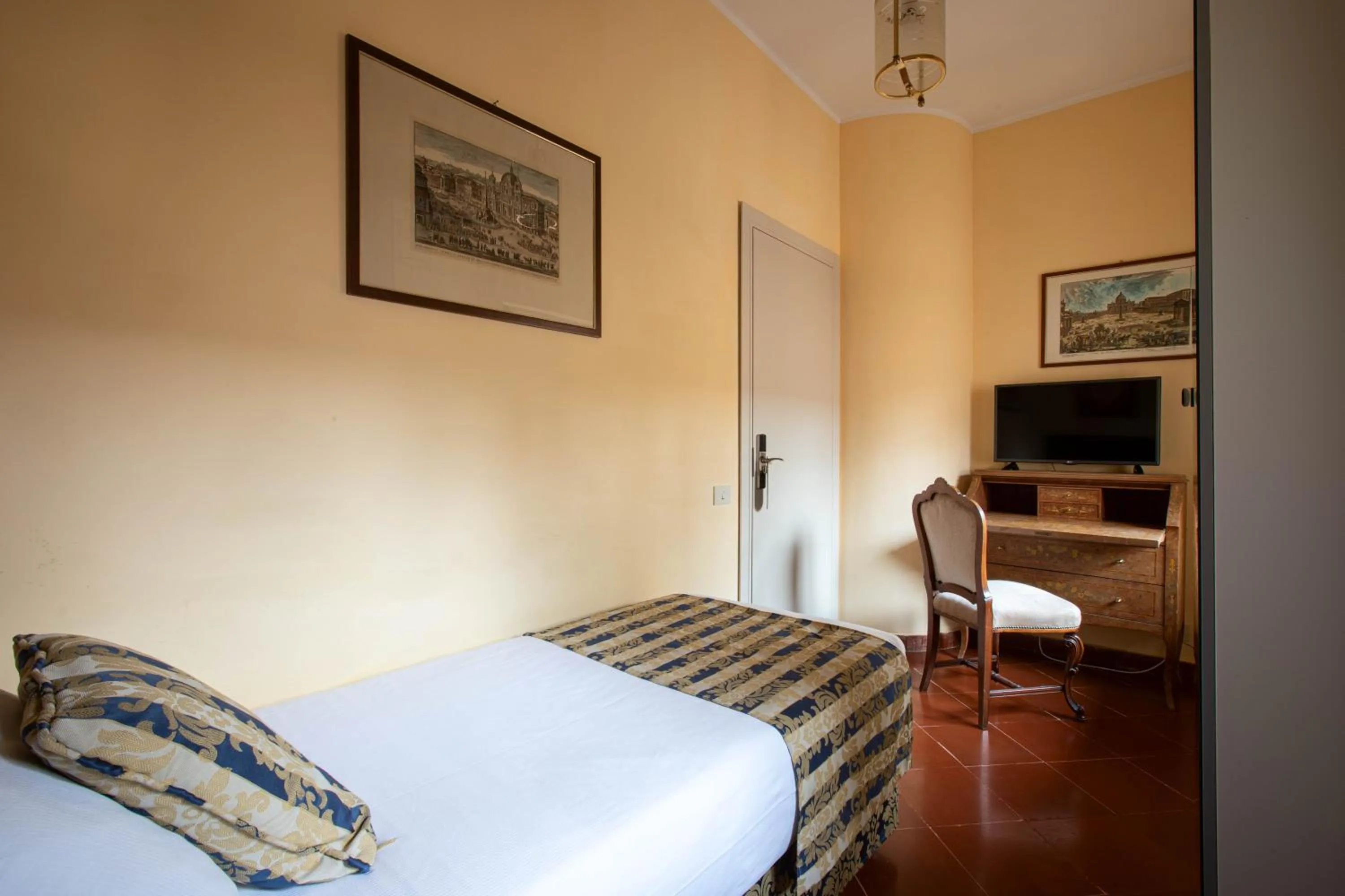 TV and multimedia, Bed in Il Monastero Collection