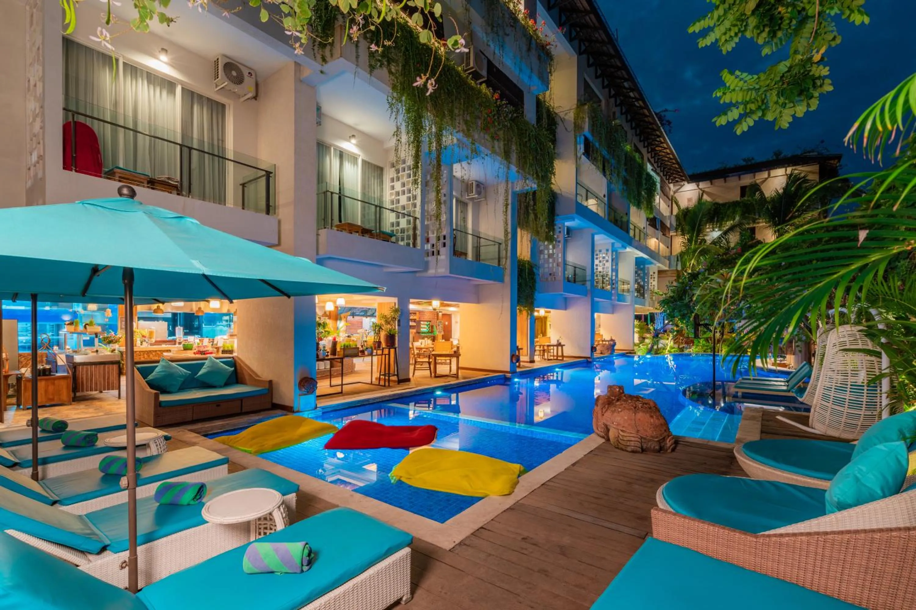 Swimming pool in Jimbaran Bay Beach Resort and Spa by Prabhu