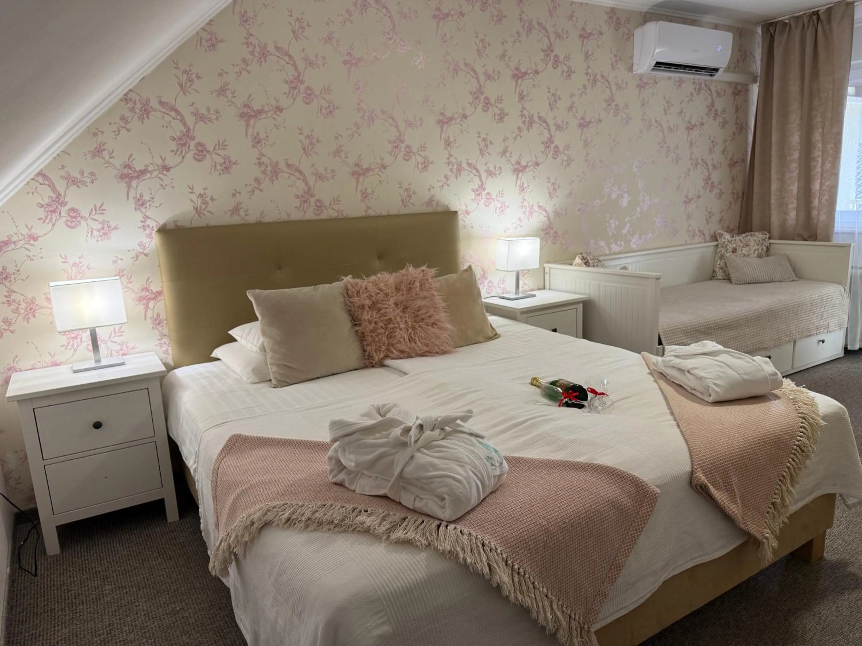 Bed in Amfora Panzió