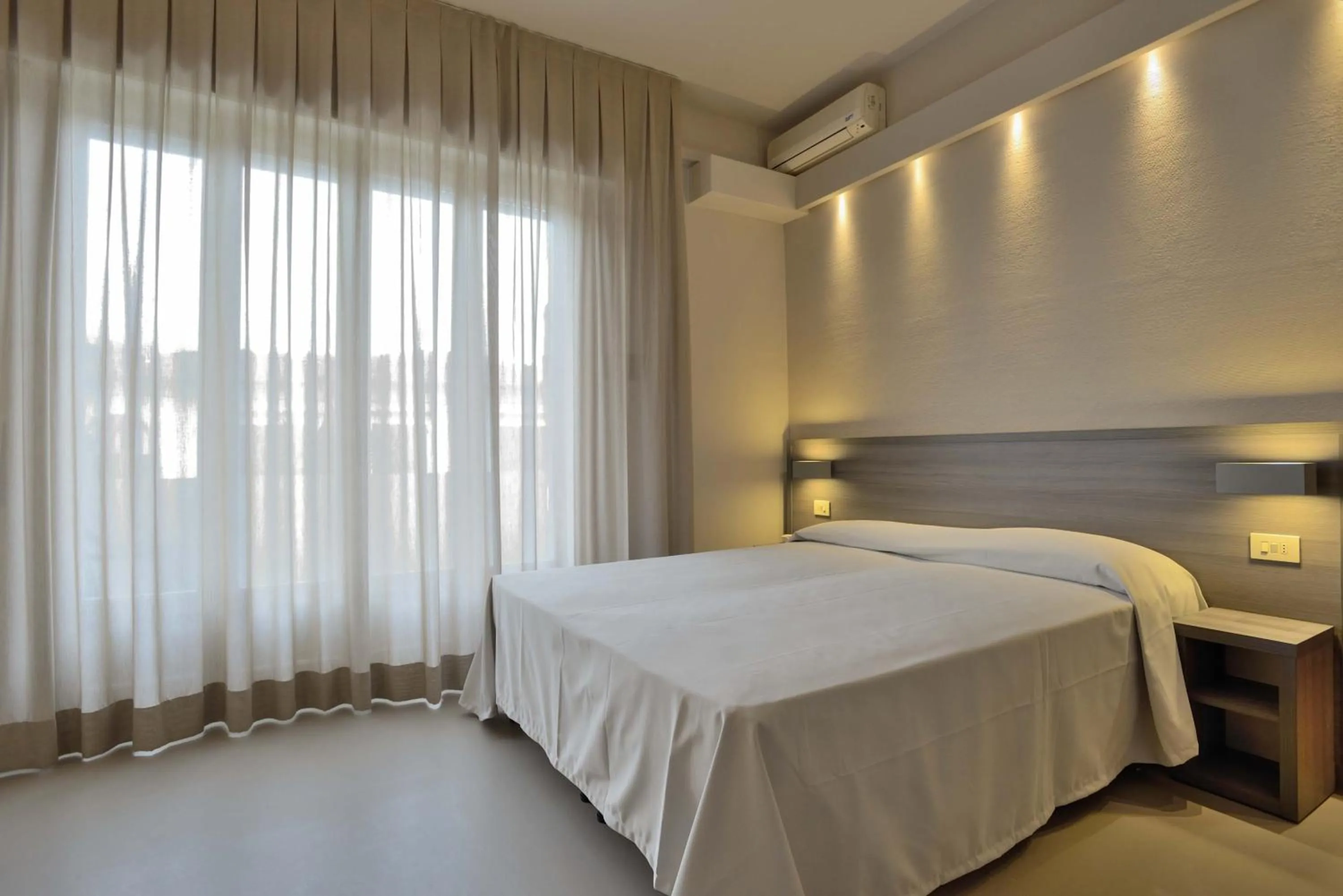 Photo of the whole room, Bed in Hotel Crystal