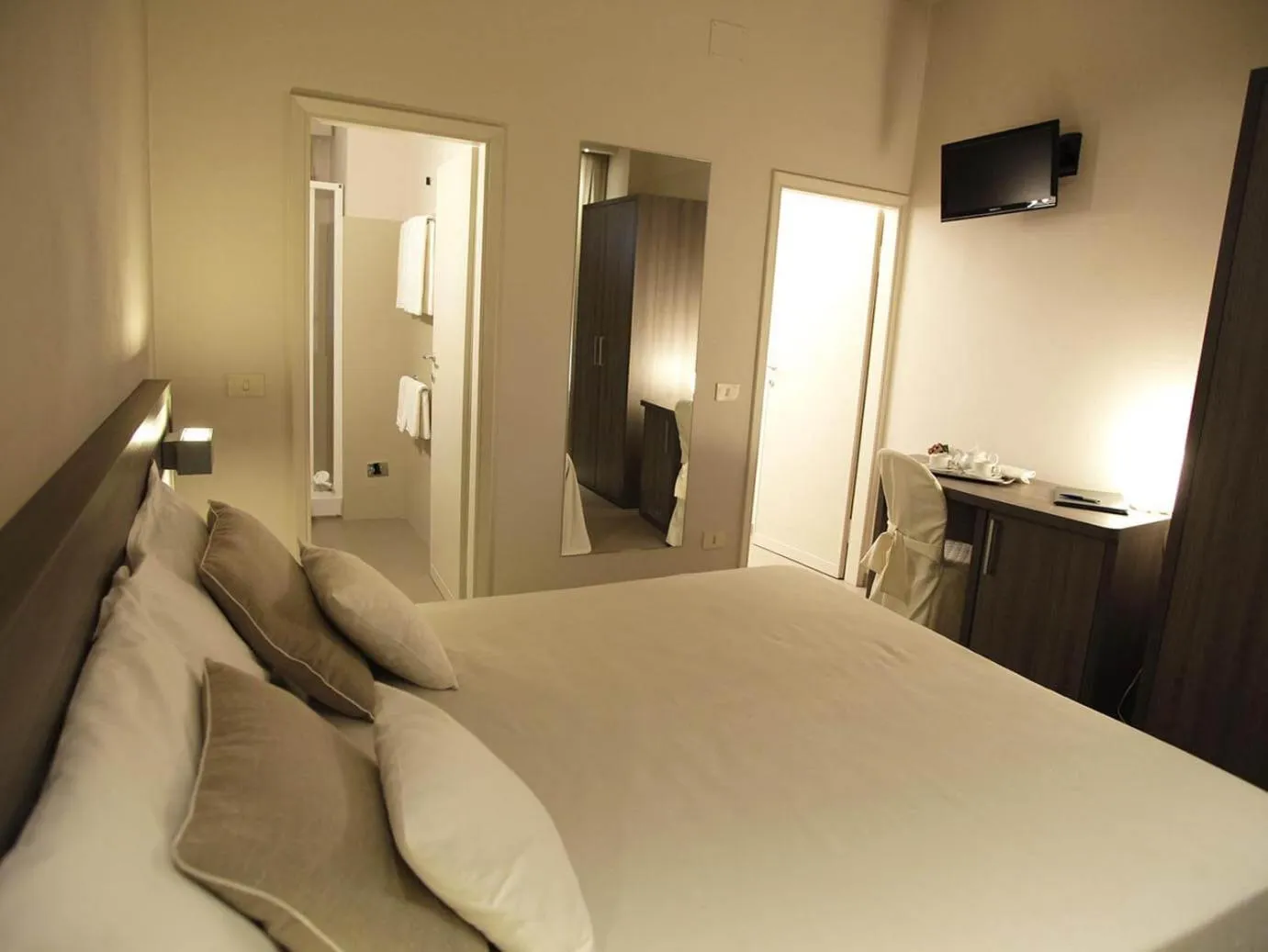 Photo of the whole room, Bed in Hotel Crystal