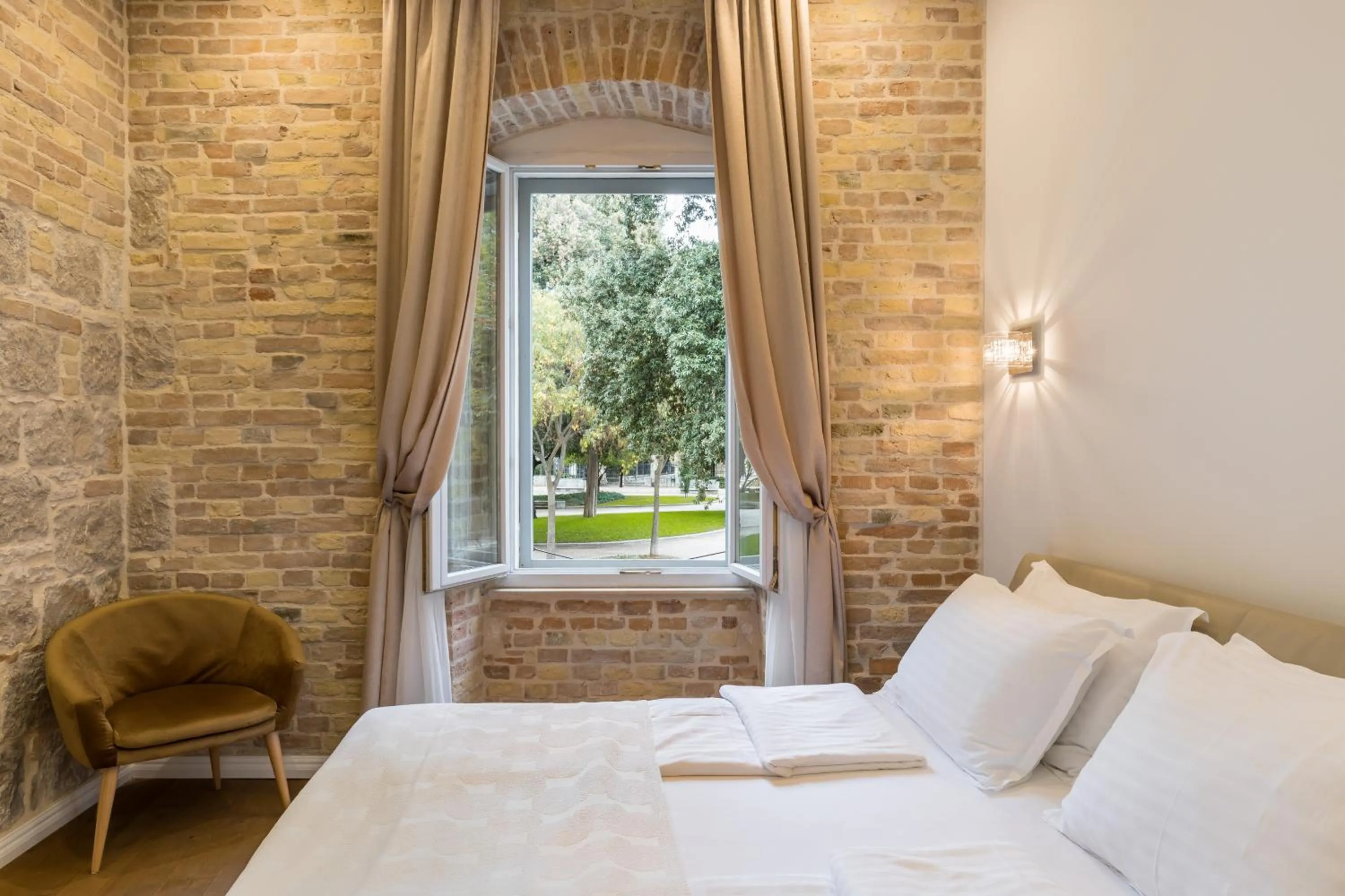 Garden view, Bed in Pellegrini Luxury Rooms