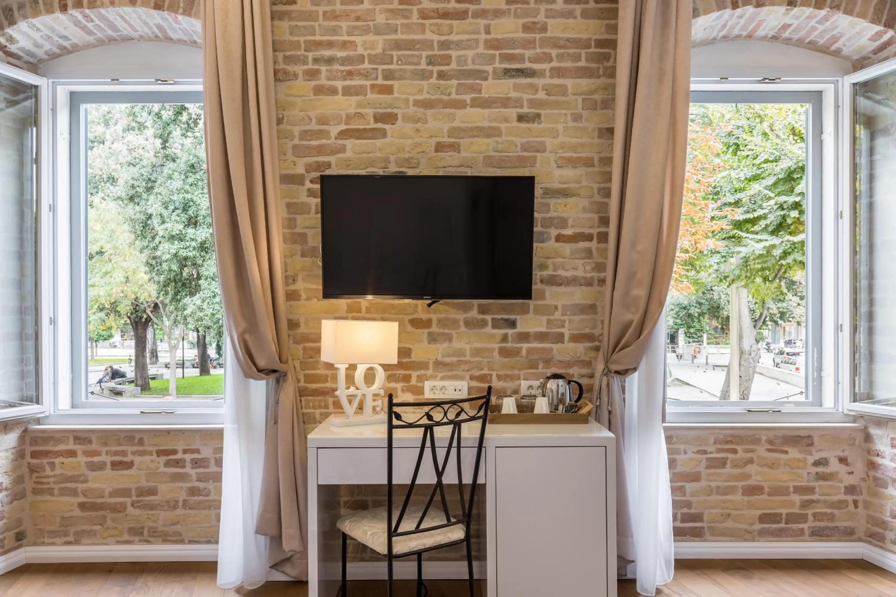 TV and multimedia in Pellegrini Luxury Rooms