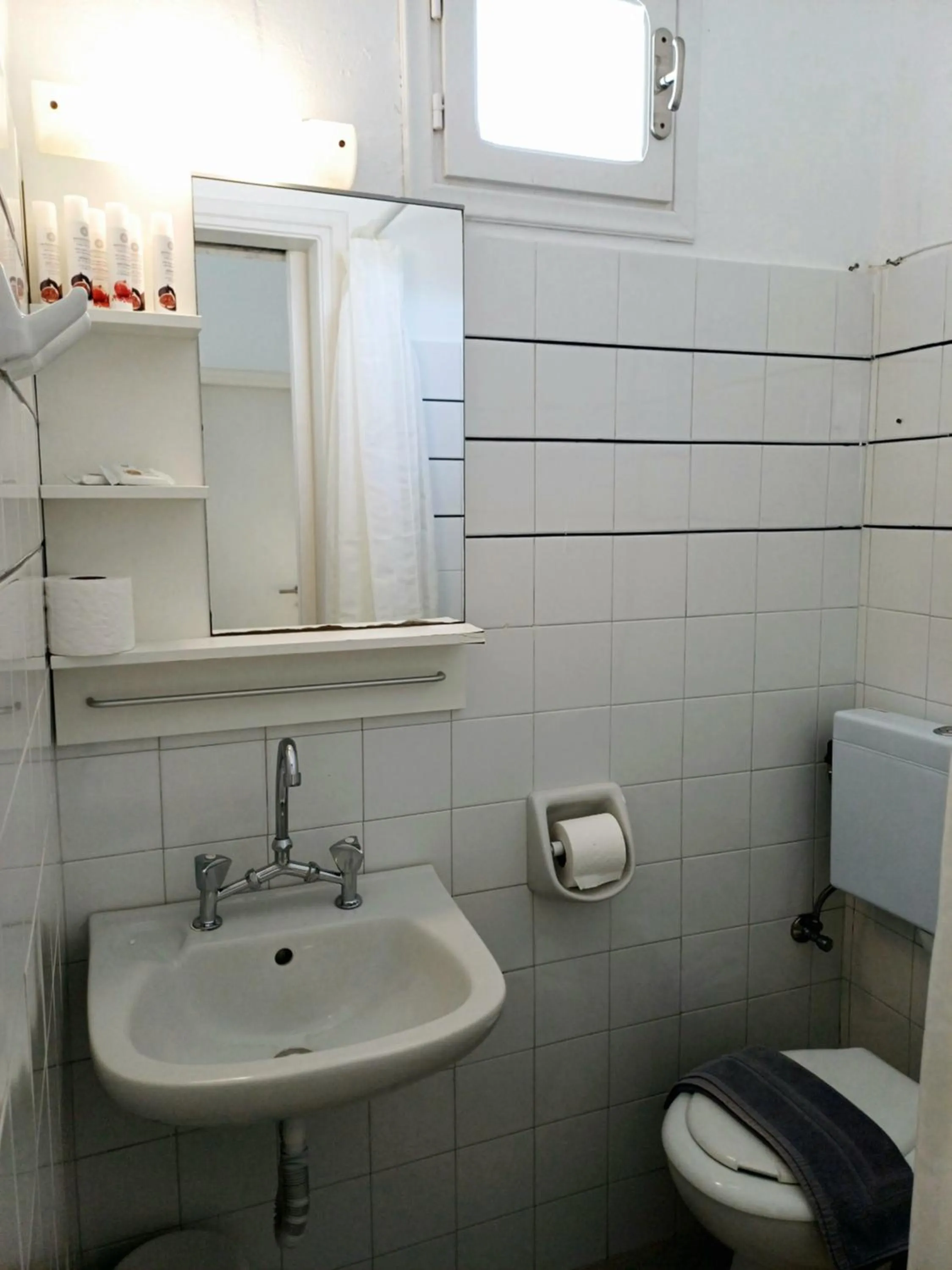 Bathroom in Εvi Evan Hotel