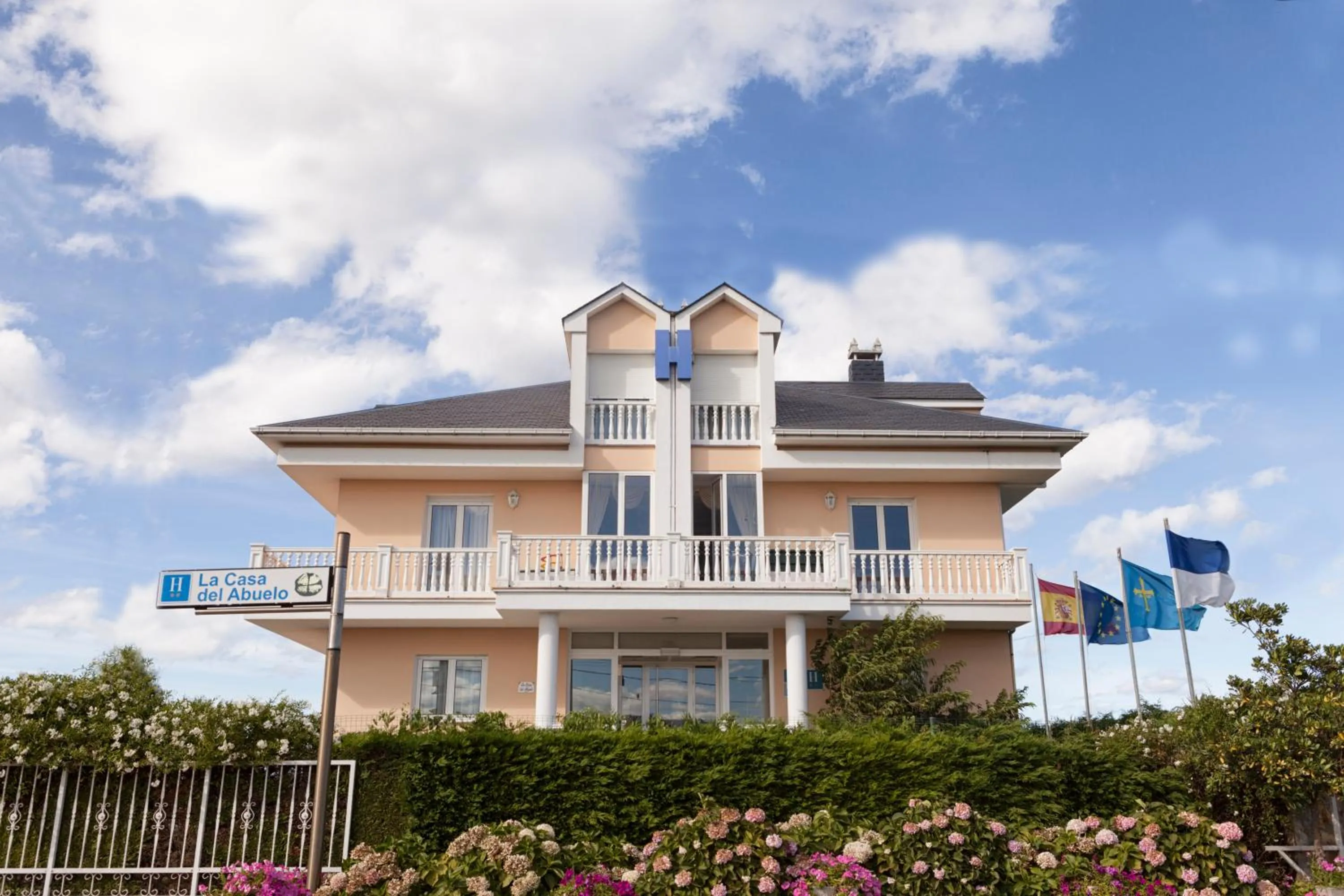 Facade/entrance in Hotel La Casa Del Abuelo