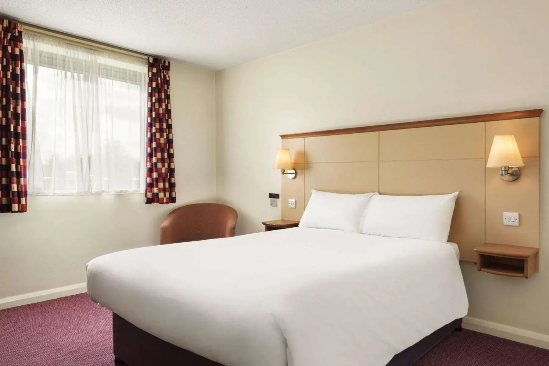 Bedroom, Bed in Days Inn Cannock - Norton Canes Bedroom, Bed in Days Inn Cannock - Norton Canes