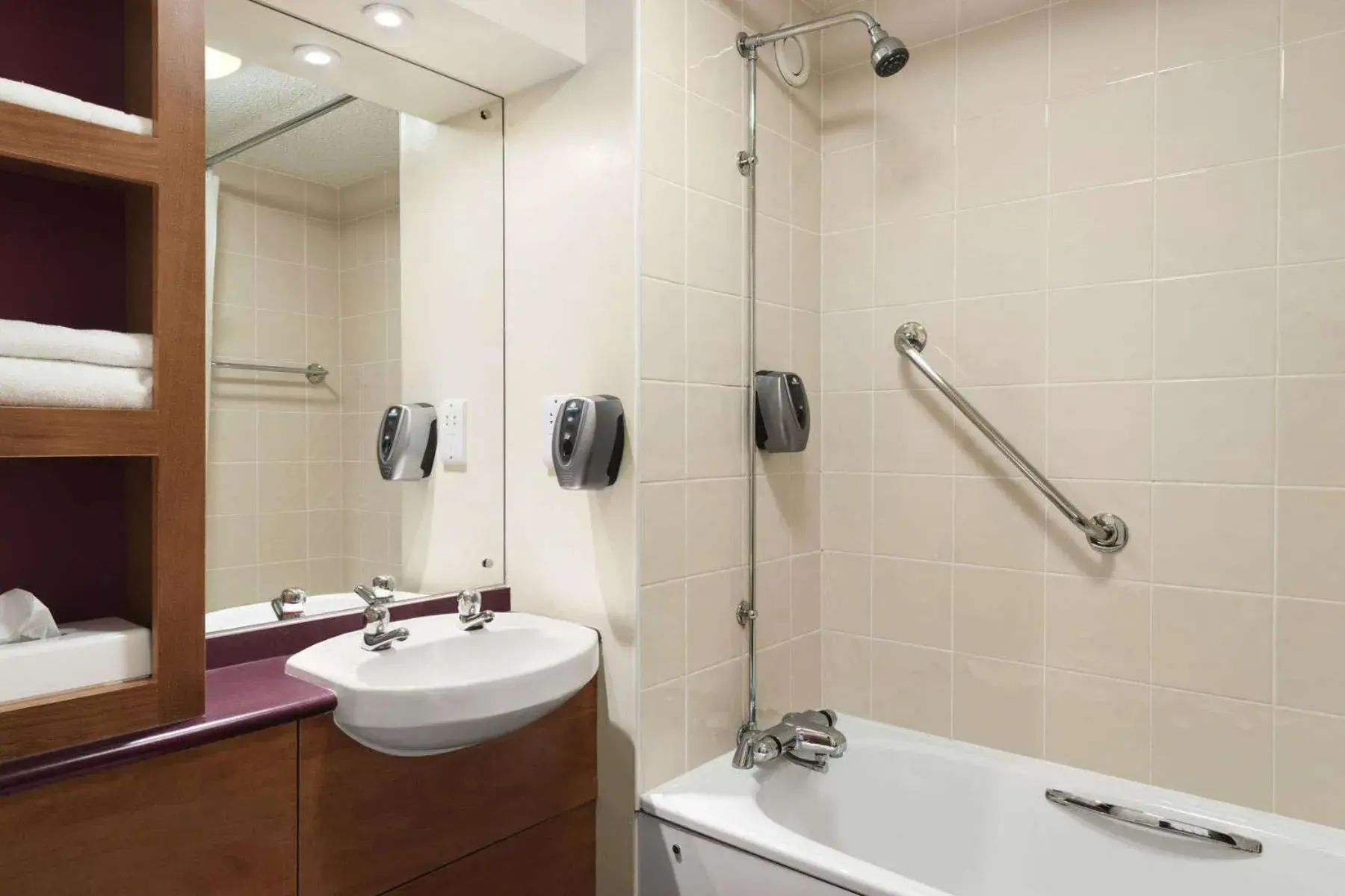 Bathroom in Days Inn Cannock - Norton Canes Bathroom in Days Inn Cannock - Norton Canes